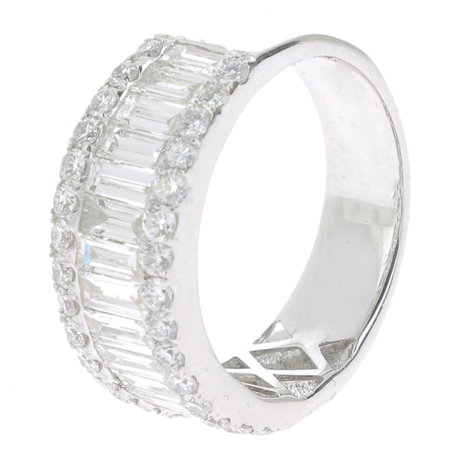 Round Cut 1.91 Carat Baguette and Round Diamonds Bridal Ring 18 Karat Gold GVS Diamond For Sale