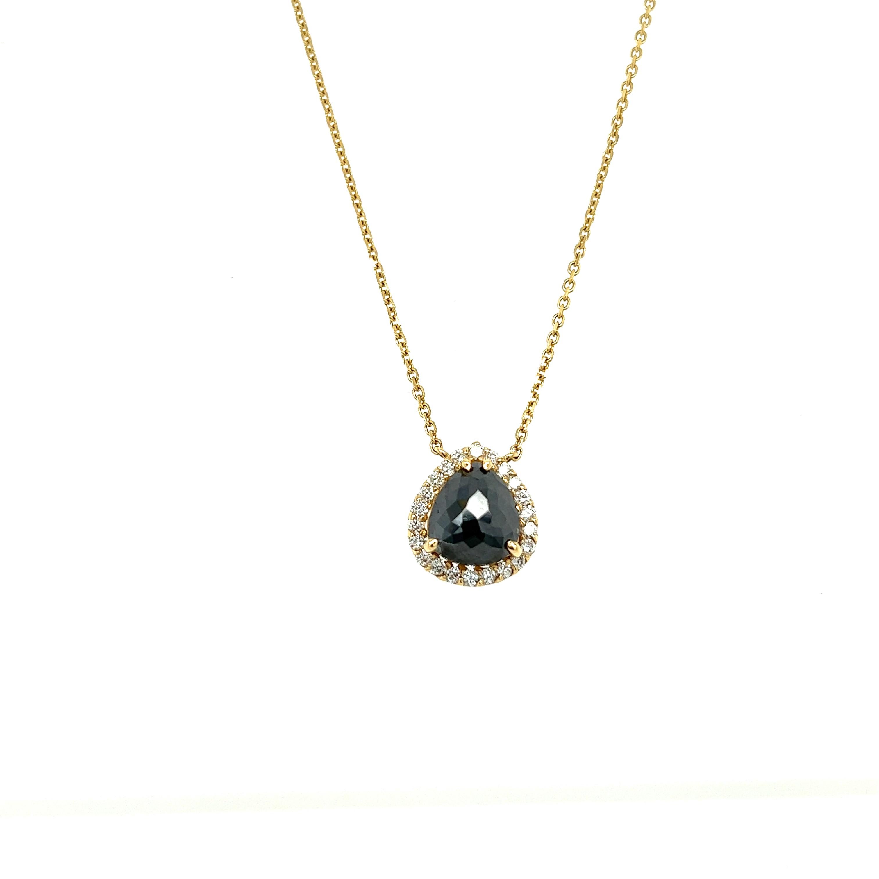 Diese schöne Kette hat einen natürlichen schwarzen Diamanten, der 1,54 Karat wiegt und auch natürliche weiße Diamanten im Rundschliff, die 0,37 Karat wiegen. 
Das Gesamtkaratgewicht der Halskette beträgt 1.91 Karat. 

Die Halskette ist aus 14 Karat
