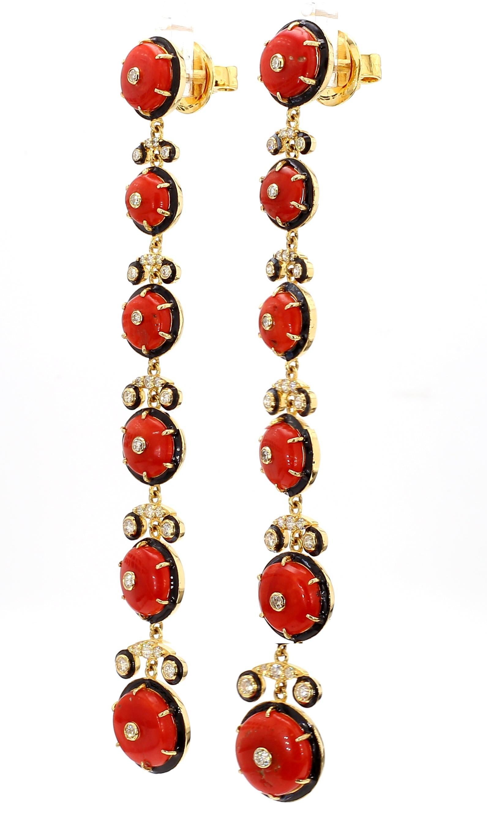 Lasciati conquistare dall'eleganza senza tempo di questi squisiti orecchini, caratterizzati da un'armoniosa miscela di corallo vibrante e diamanti scintillanti. Realizzati in oro 14 carati con un peso sostanziale di 18,56 grammi, questi orecchini