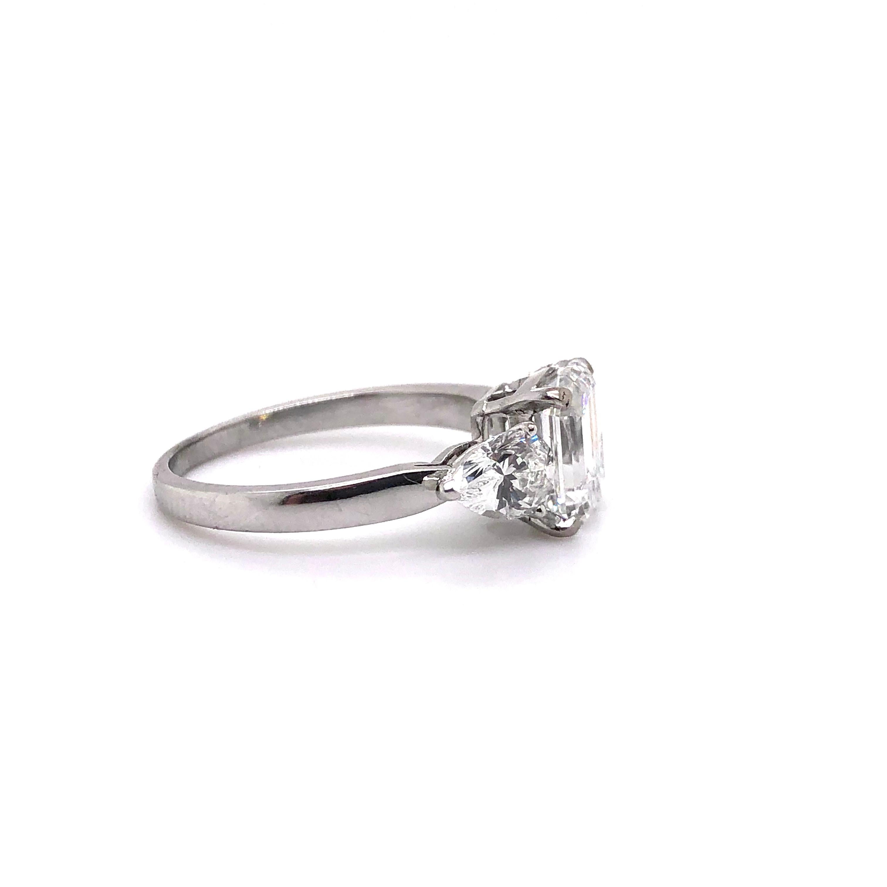 1.91 Carat E VVS2 GIA Certified Emerald Cut Diamond Ring In Excellent Condition In Idar-Oberstein, DE