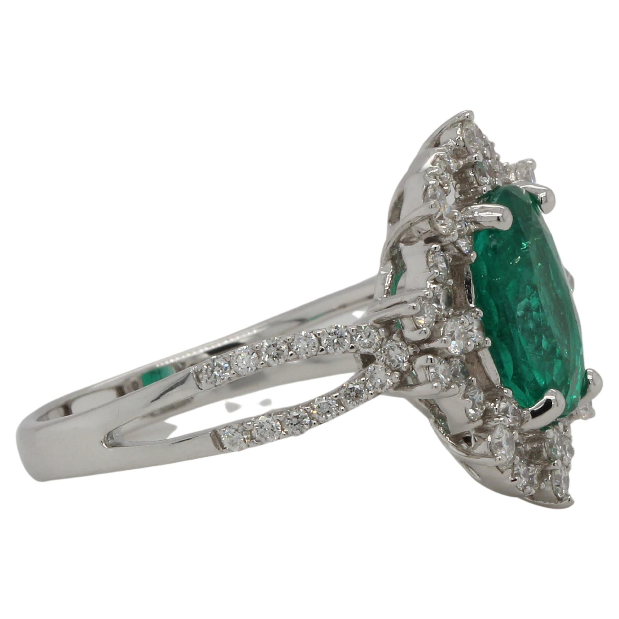 1.91 Carat Emerald and Diamond Ring in 18 Karat Gold In New Condition For Sale In Bangkok, 10