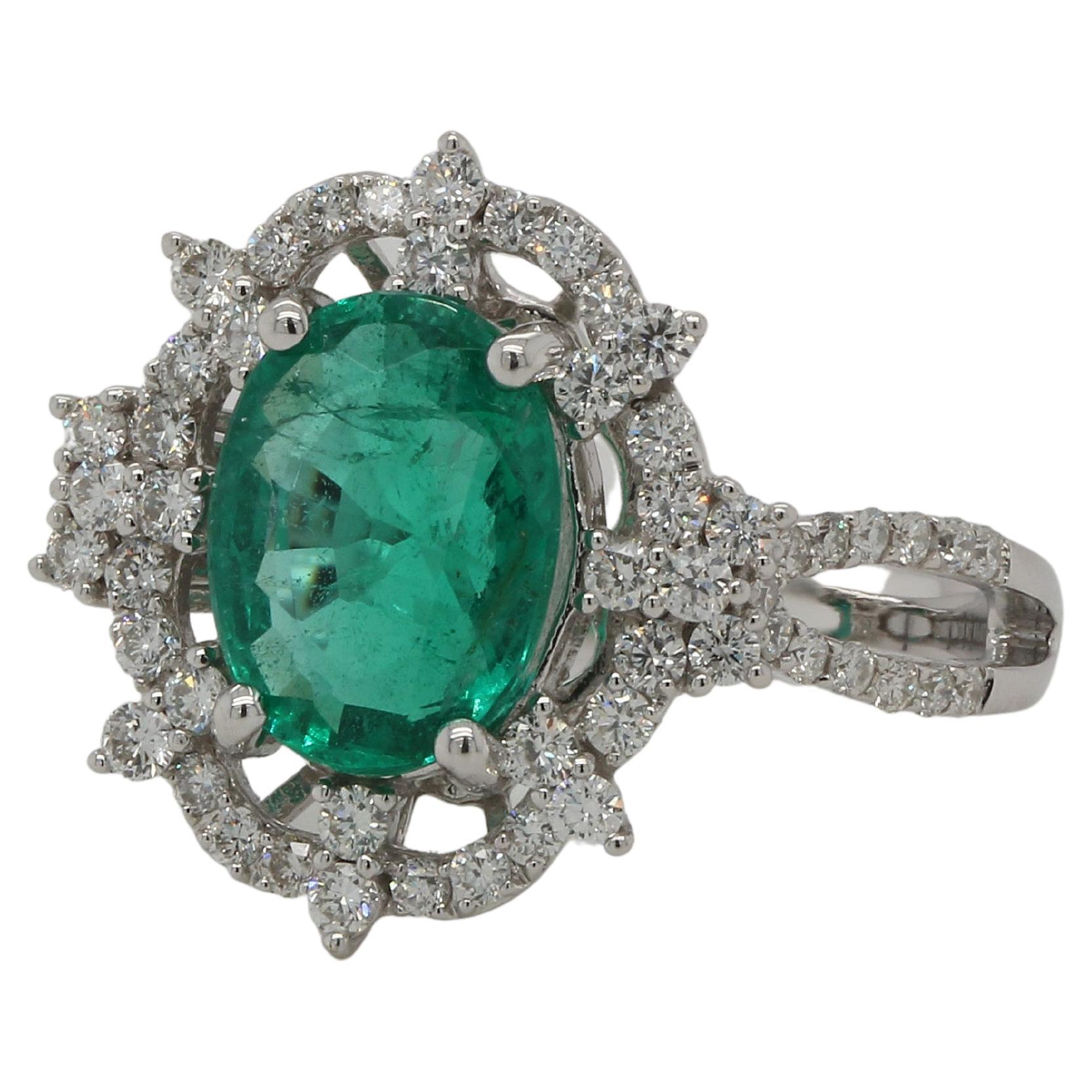 Women's or Men's 1.91 Carat Emerald and Diamond Ring in 18 Karat Gold For Sale