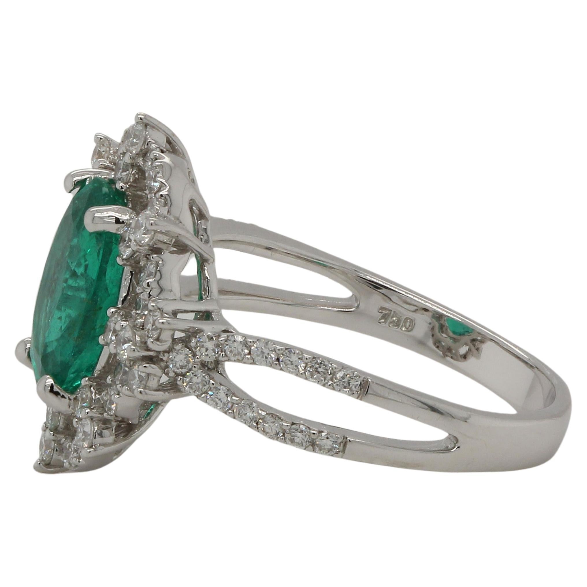 1.91 Carat Emerald and Diamond Ring in 18 Karat Gold For Sale 1