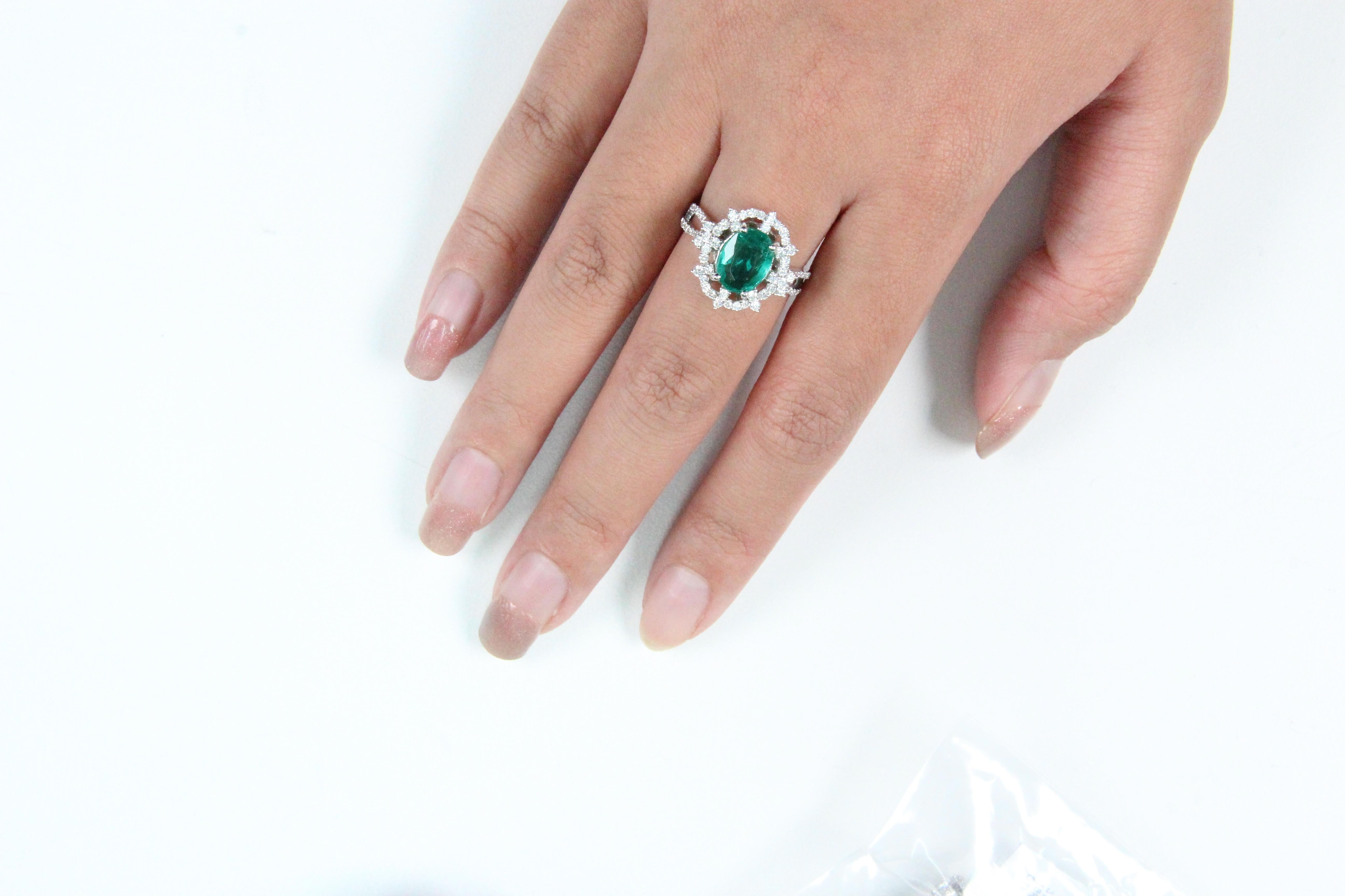 1.91 Carat Emerald and Diamond Ring in 18 Karat Gold For Sale 2