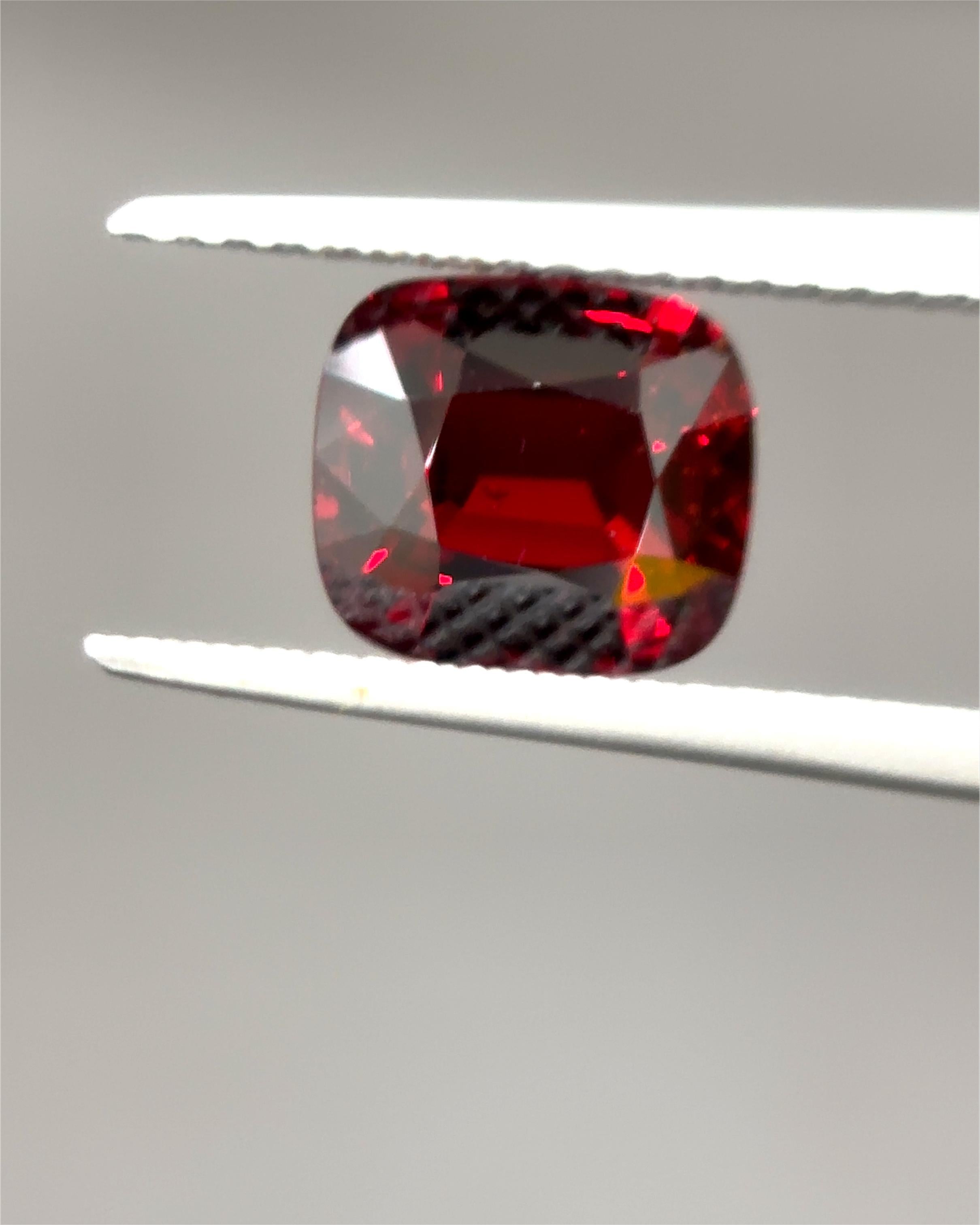 Entdecken Sie die faszinierende Brillanz dieses 1,91 Karat schweren, leuchtend roten Burma-Spinells, eines Edelsteins von außergewöhnlicher Seltenheit und hohem Ansehen. Dieser Edelstein stammt direkt aus den berühmten Mogok-Minen - einer Region,