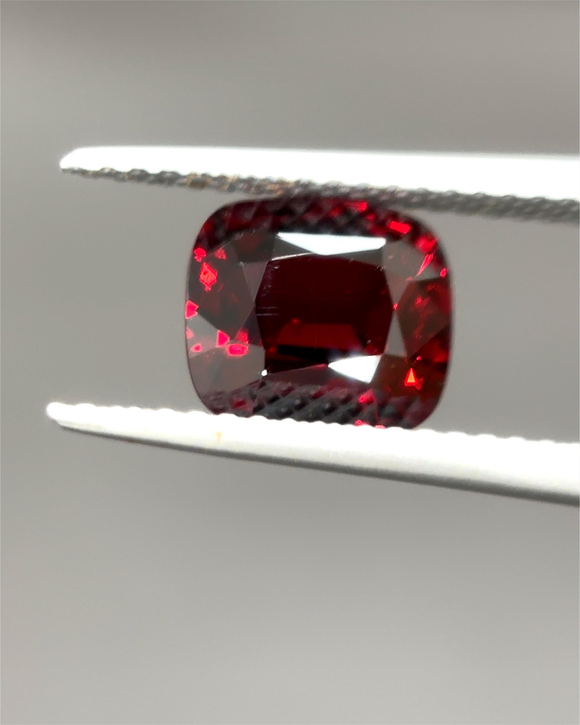 1.91 Karat GIA-zertifizierter burmesischer unbehandelter roter Spinell (Kissenschliff) im Angebot