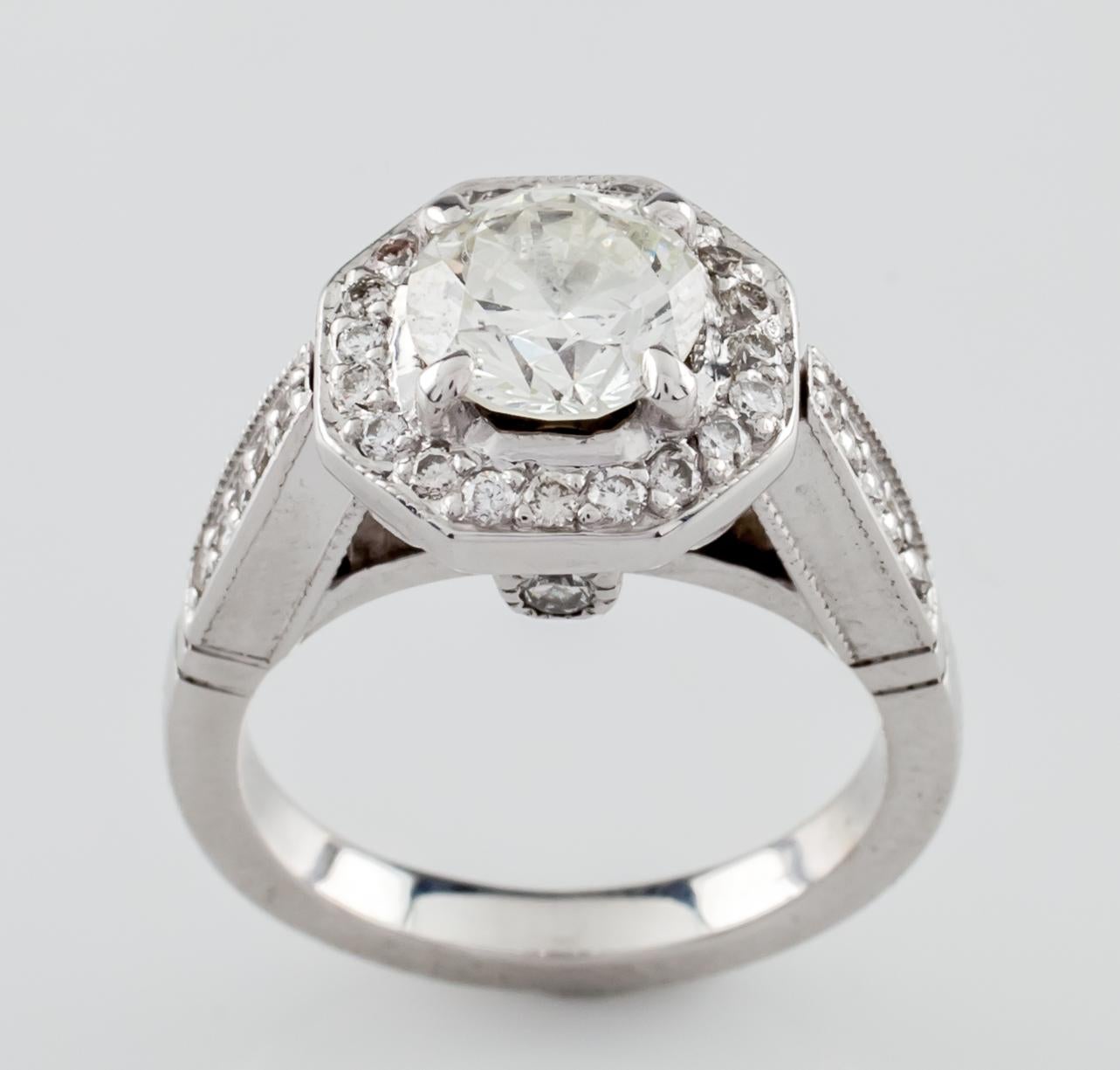 1.91 Karat runder Diamant Halo 18 Karat Weißgold Verlobungsring GIA zertifiziert (Rundschliff) im Angebot