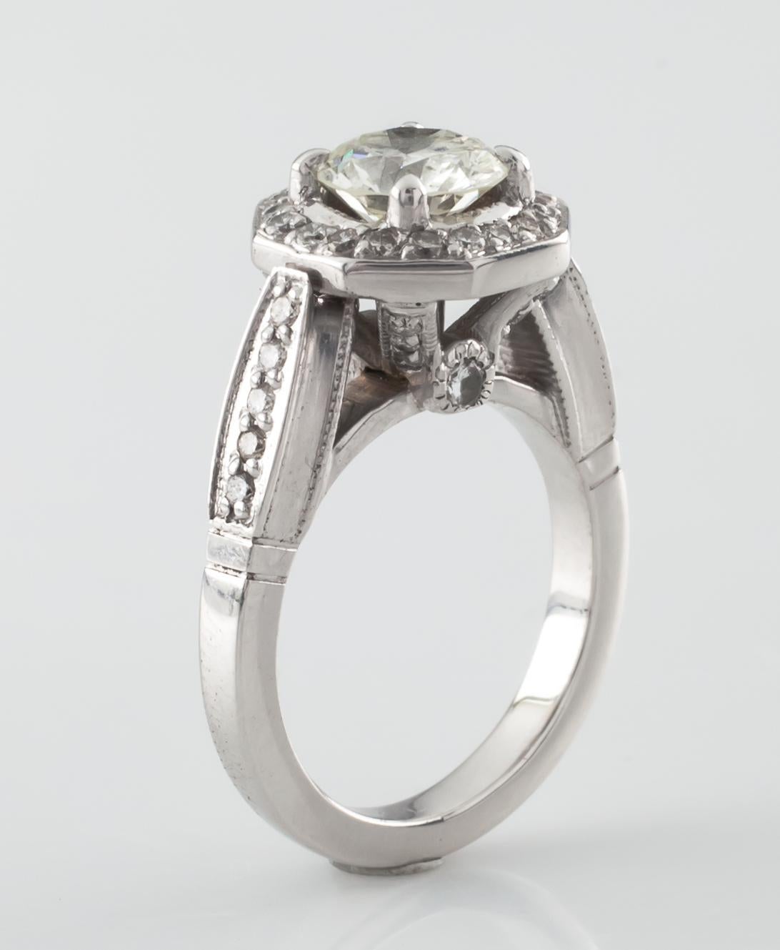 1.91 Karat runder Diamant Halo 18 Karat Weißgold Verlobungsring GIA zertifiziert im Zustand „Gut“ im Angebot in Sherman Oaks, CA