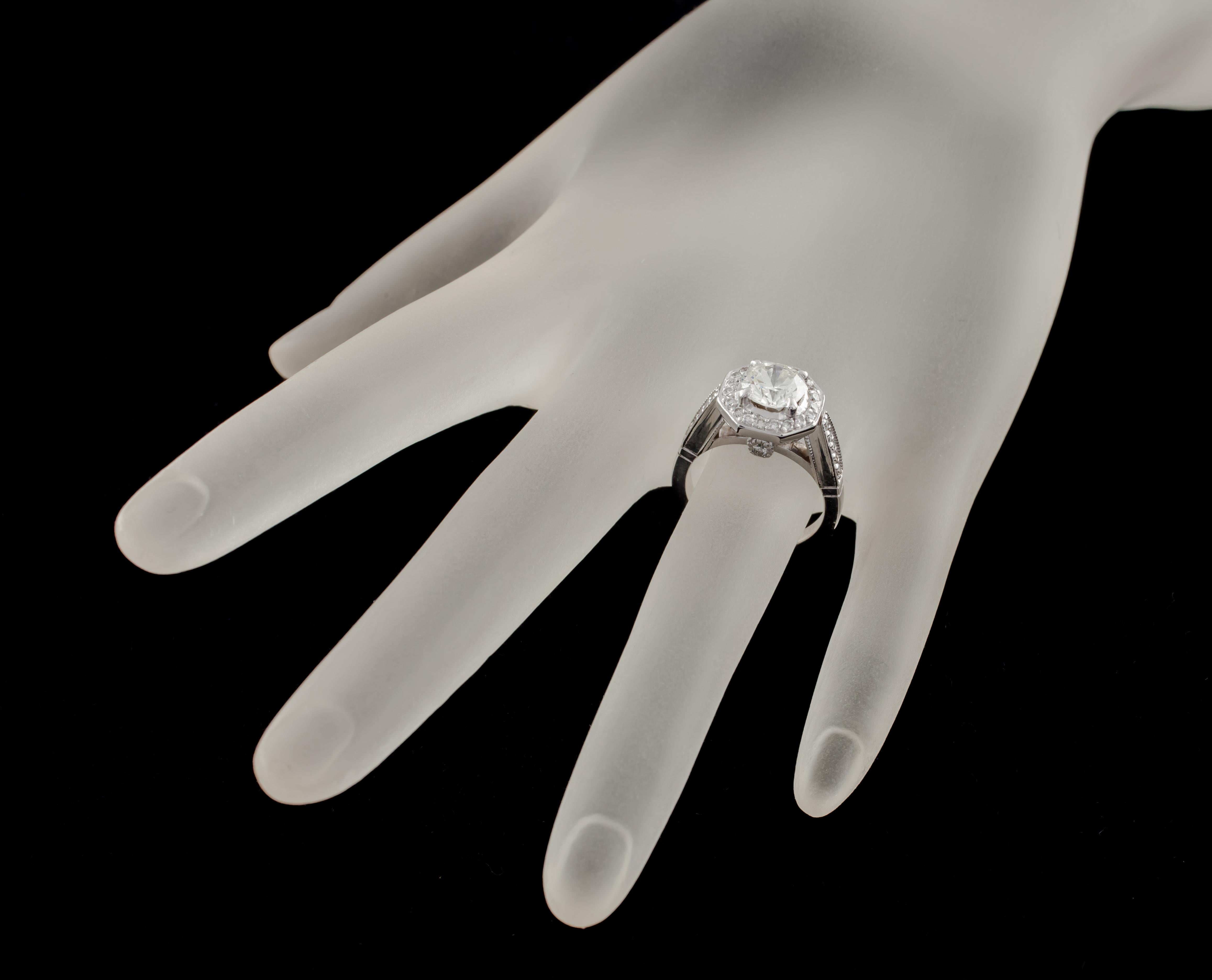 1.91 Karat runder Diamant Halo 18 Karat Weißgold Verlobungsring GIA zertifiziert im Angebot 3