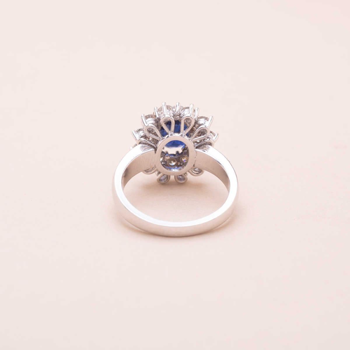 Contemporary 1.91 carat Sapphire and Diamonds Cluster Ring For Sale