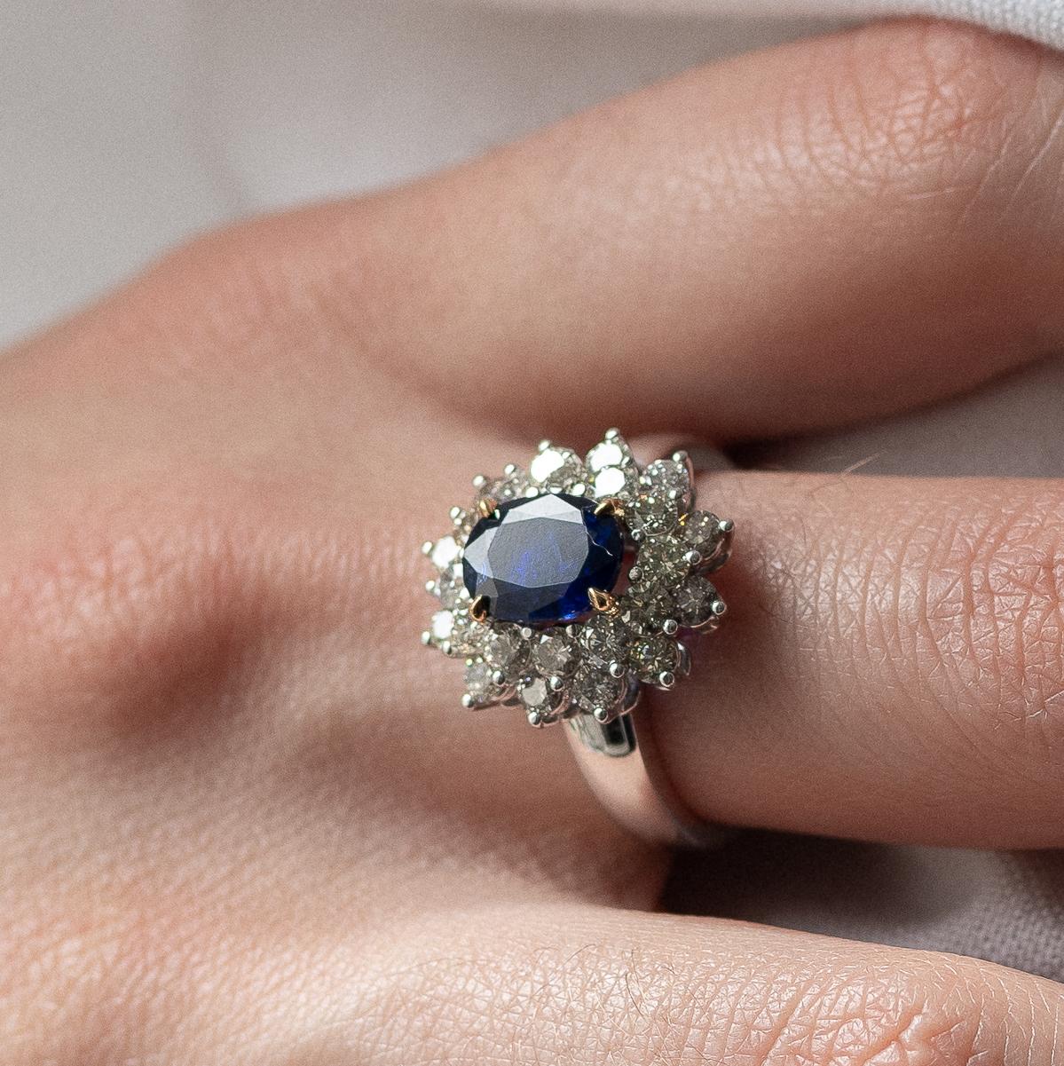 1.91 carat Sapphire and Diamonds Cluster Ring In Excellent Condition For Sale In PARIS, FR