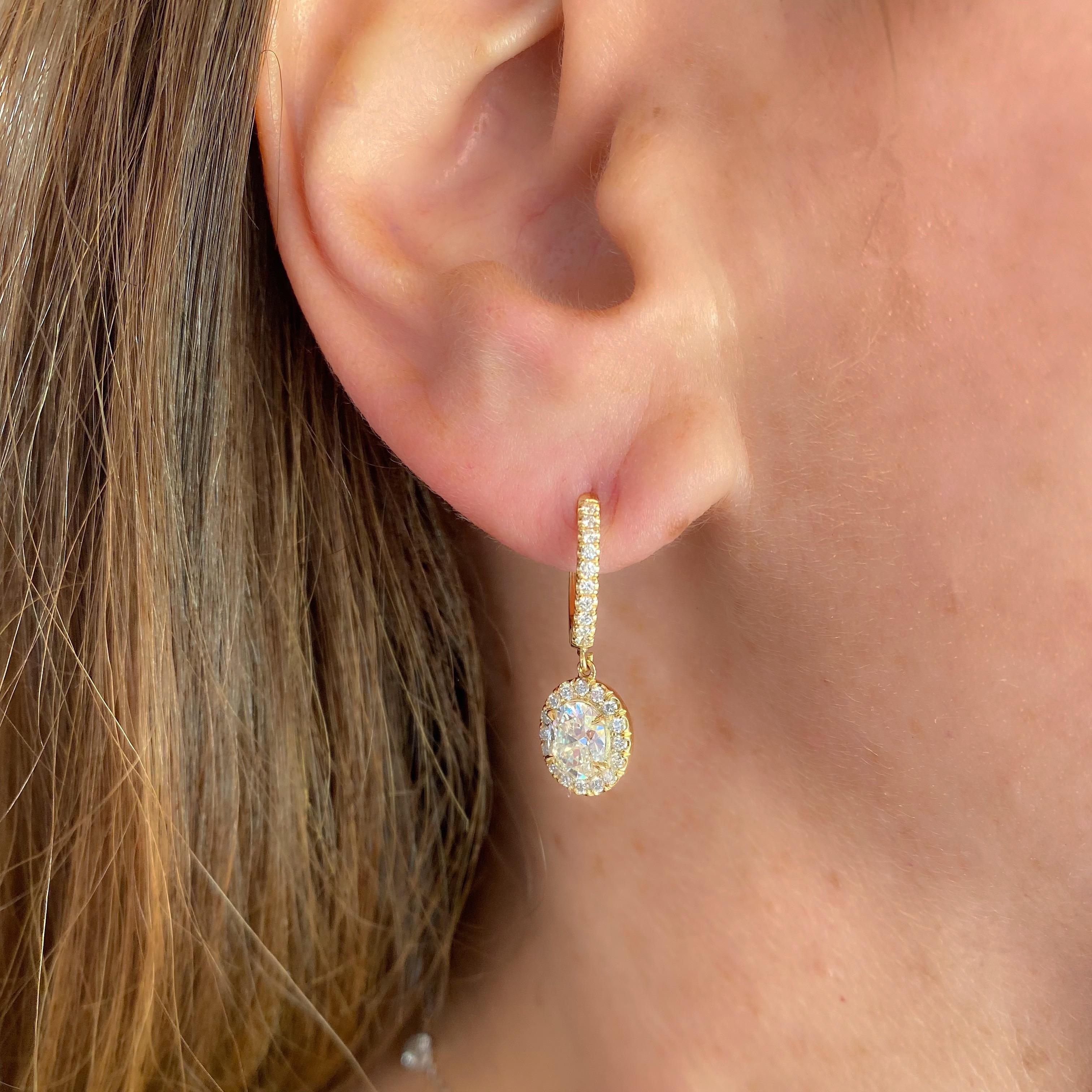 Boucles d'oreilles en goutte en diamants ovales 1.91-ct de Salavetti en vente 1