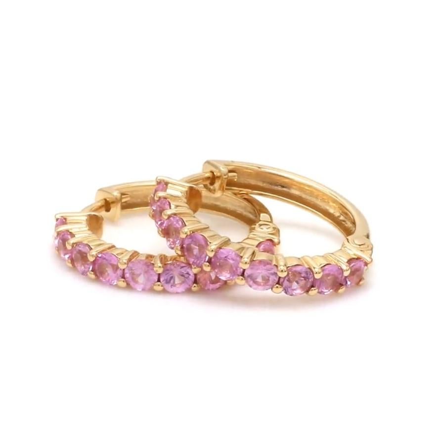 Rosa Saphir runde Mini-Reifen-Ohrringe Gold  Ohrringe mit natürlichem rosa Saphir in Zackenform Gold  Rosa Saphir Rundschliff Ohrringe Gold

EDELSTEIN-DETAILS :
✦ Edelstein : Rosa Saphir
✦ Edelsteinart : Natürlich
✦ Größe des Edelsteins: 2.70 MM
✦