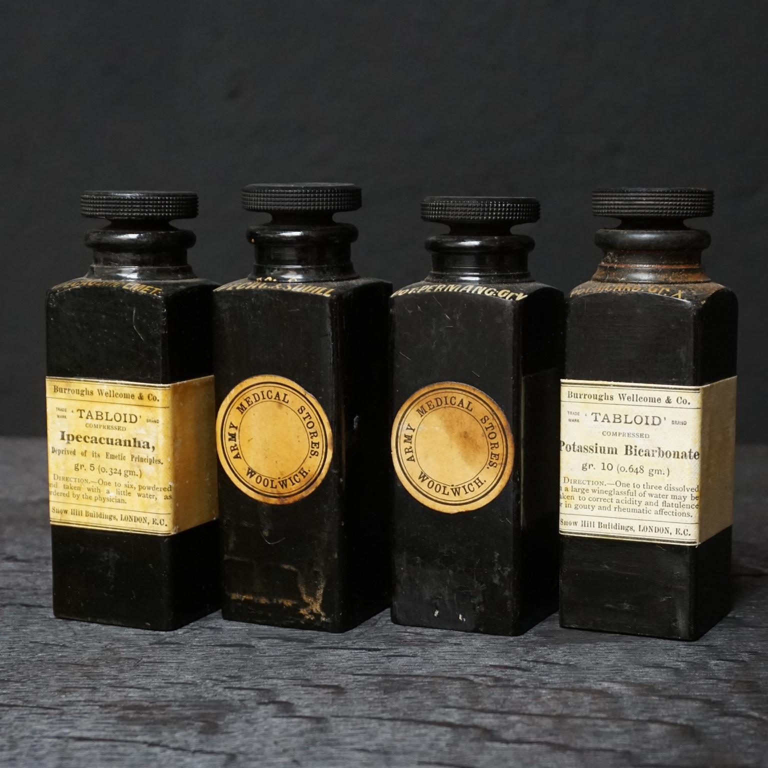 Bouteilles de médecine de l'expédition Burroughs Wellcome & Co Londres 1910-1919 en bakélite en vente 5