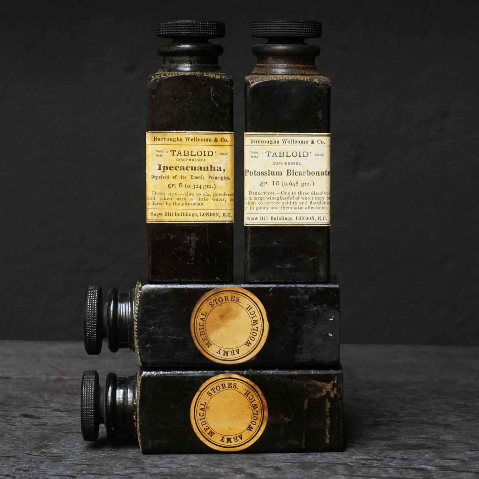 Bouteilles de médecine de l'expédition Burroughs Wellcome & Co Londres 1910-1919 en bakélite en vente 8