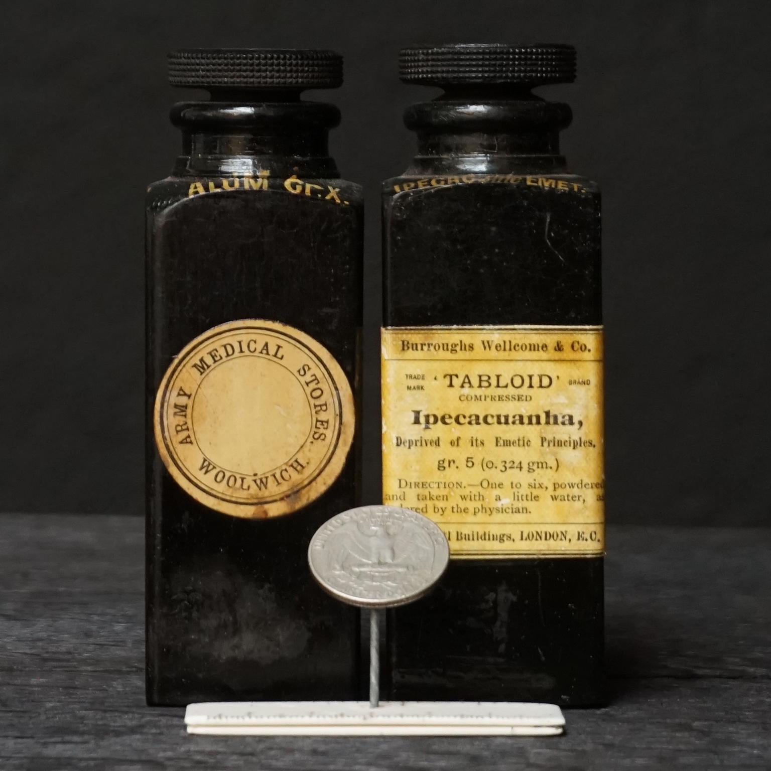 Bouteilles de médecine de l'expédition Burroughs Wellcome & Co Londres 1910-1919 en bakélite en vente 13