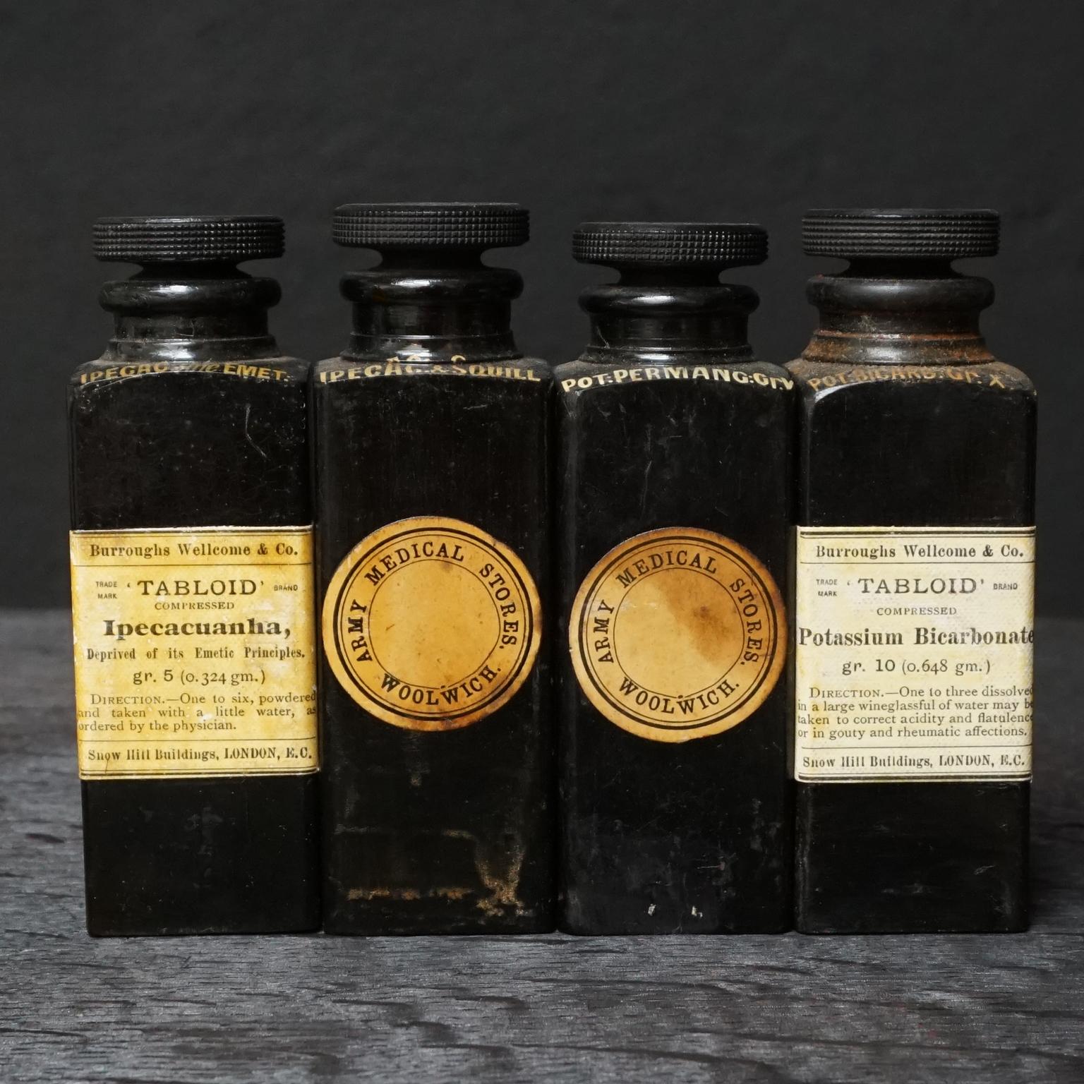 Bouteilles de médecine de l'expédition Burroughs Wellcome & Co Londres 1910-1919 en bakélite en vente 1