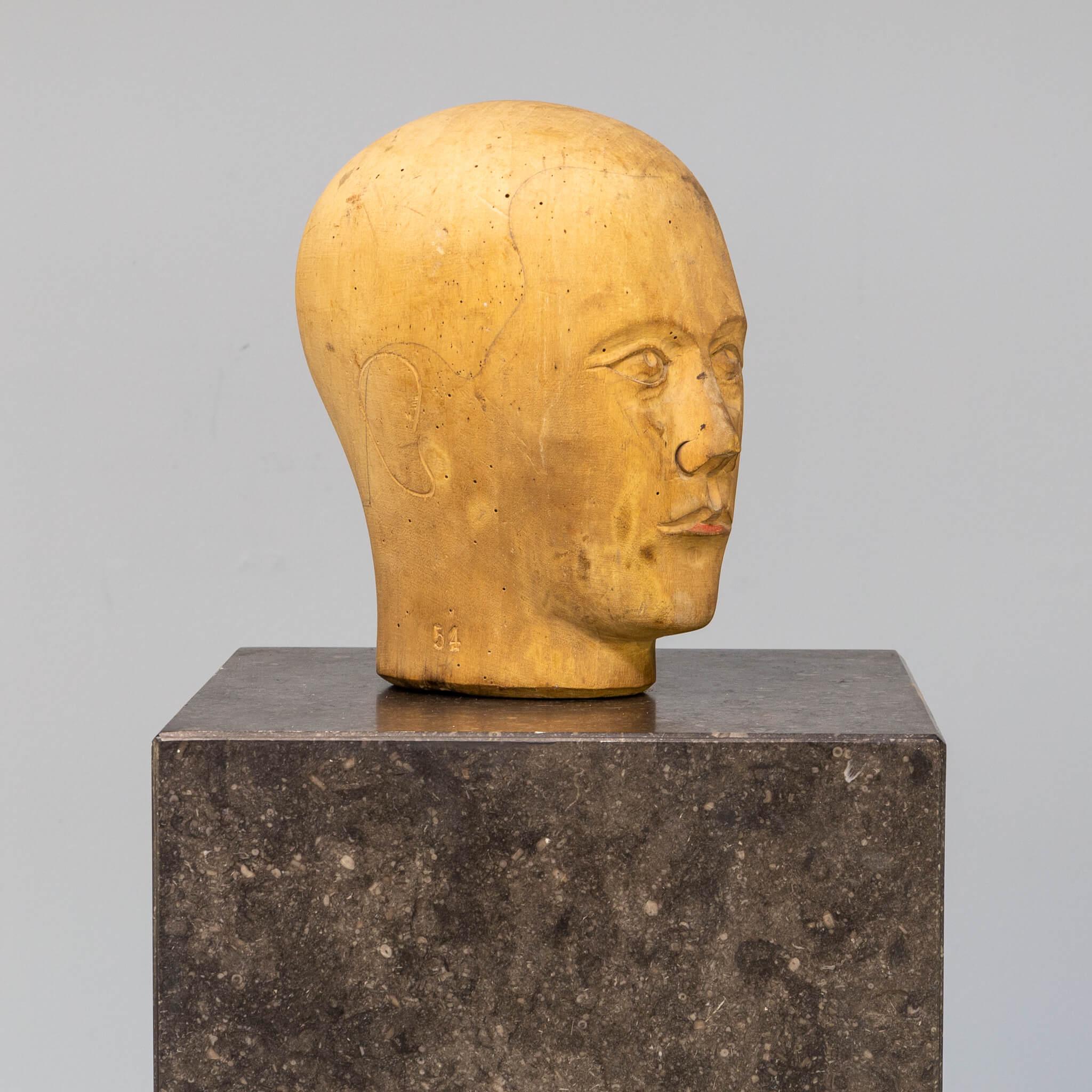 1910-1930 German Carved Milliner’s Head In Good Condition For Sale In Amstelveen, Noord