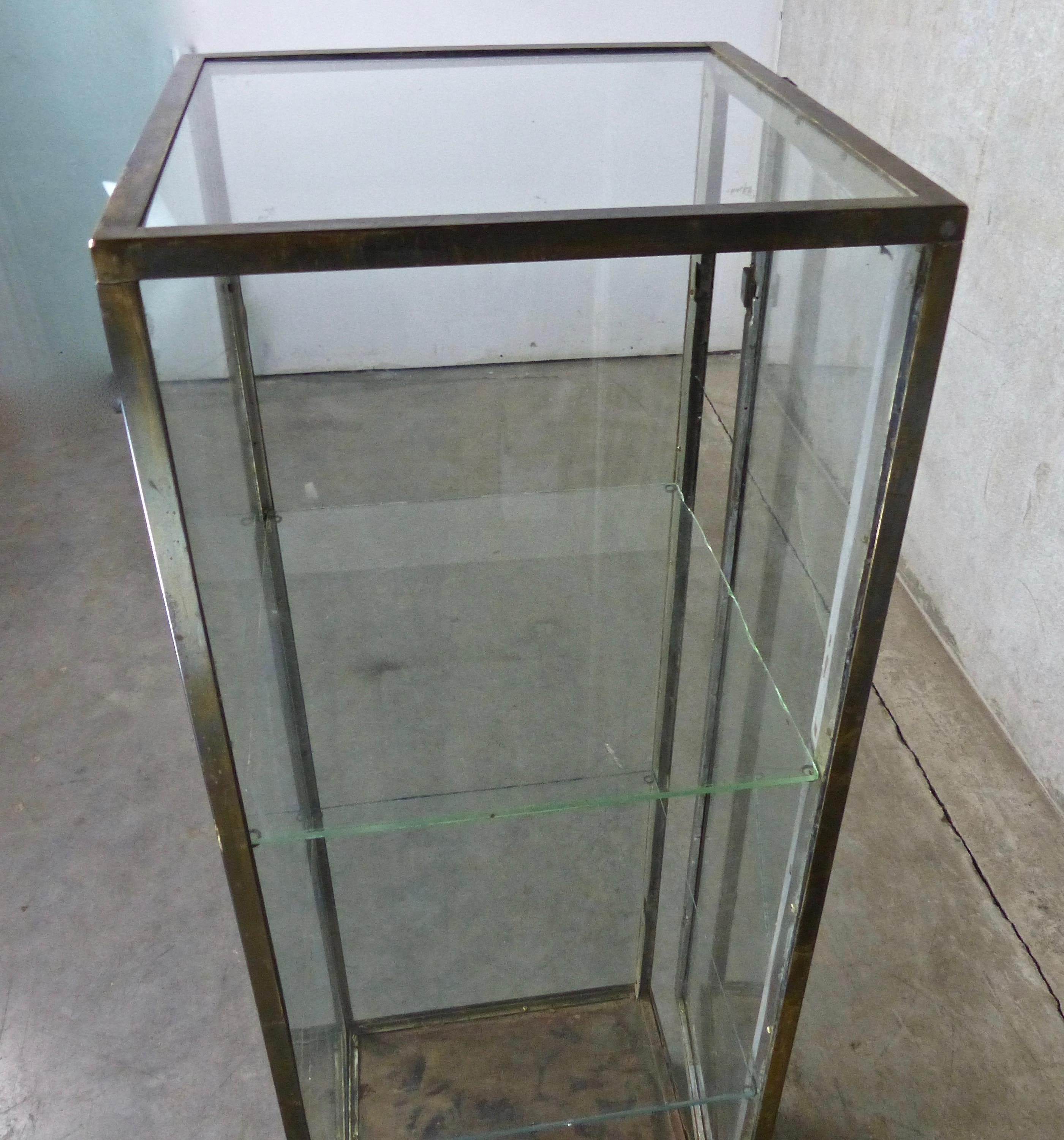 1910-1930 Brass and Glass Columnar Vitrine Display Cabinet In Good Condition In Surrey, BC