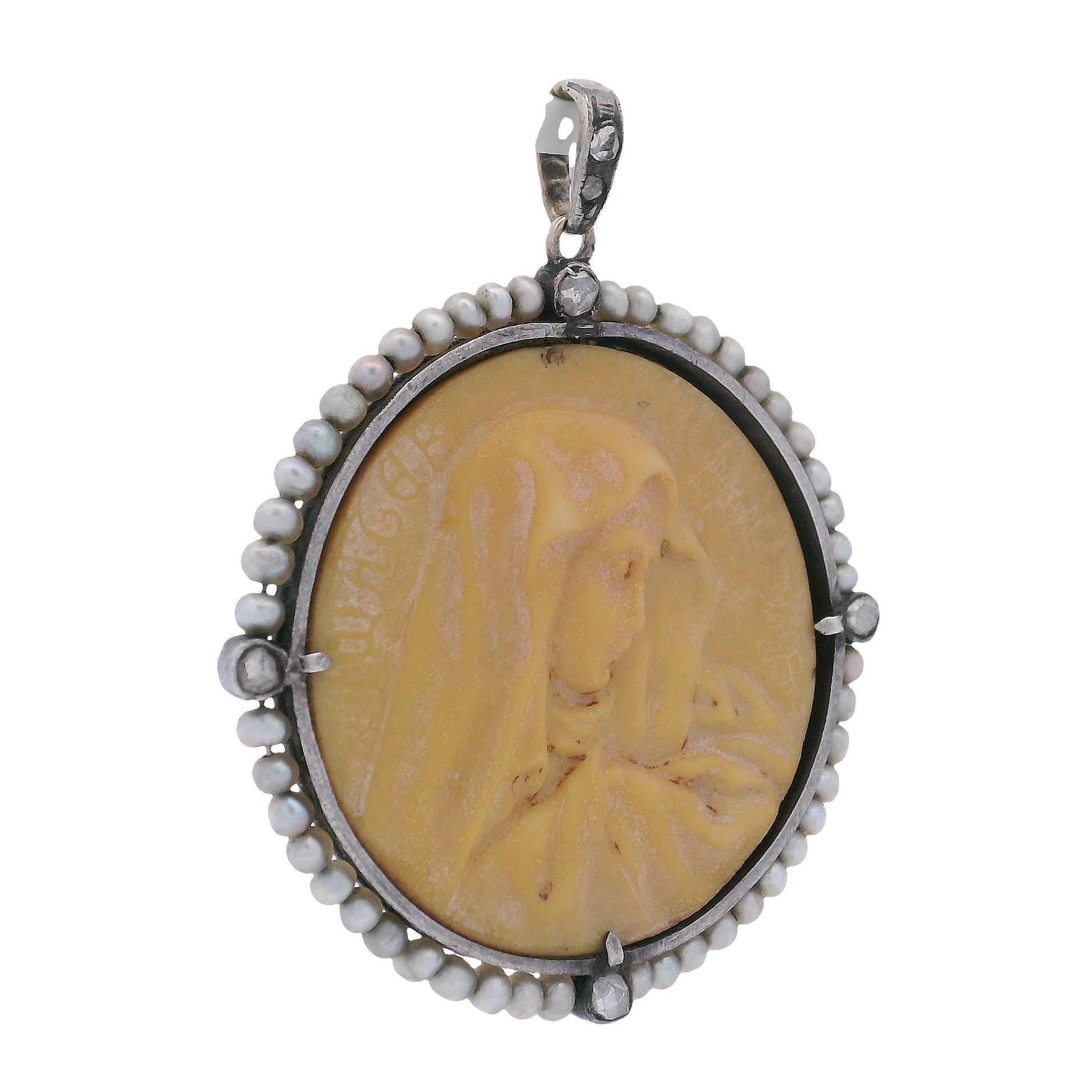 Taille cabochon 1910 Pendentif religieux en or 18k avec perles, diamants et corail en vente