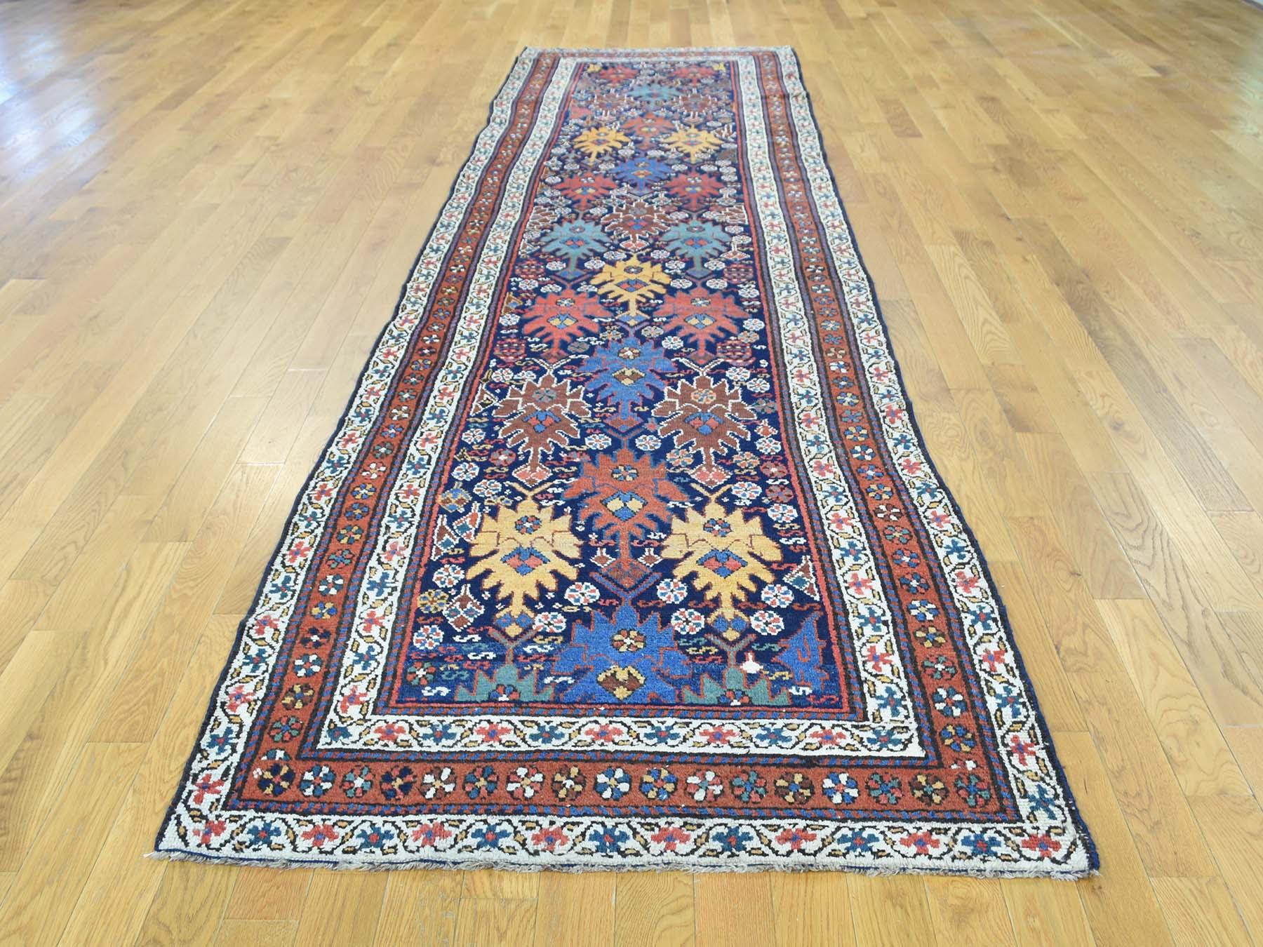 Il s'agit d'un véritable tapis oriental noué à la main. Il ne s'agit pas d'un tapis touffeté à la main ou fabriqué à la machine. L'ensemble de notre inventaire est composé de tapis noués ou tissés à la main.

Rehaussez le style de votre pièce avec