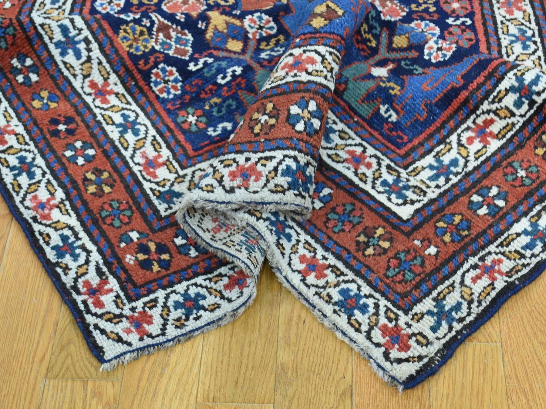 Tapis de couloir large persan ancien du Nord-Ouest de 1910, audacieux et saisissant Bon état - En vente à Carlstadt, NJ