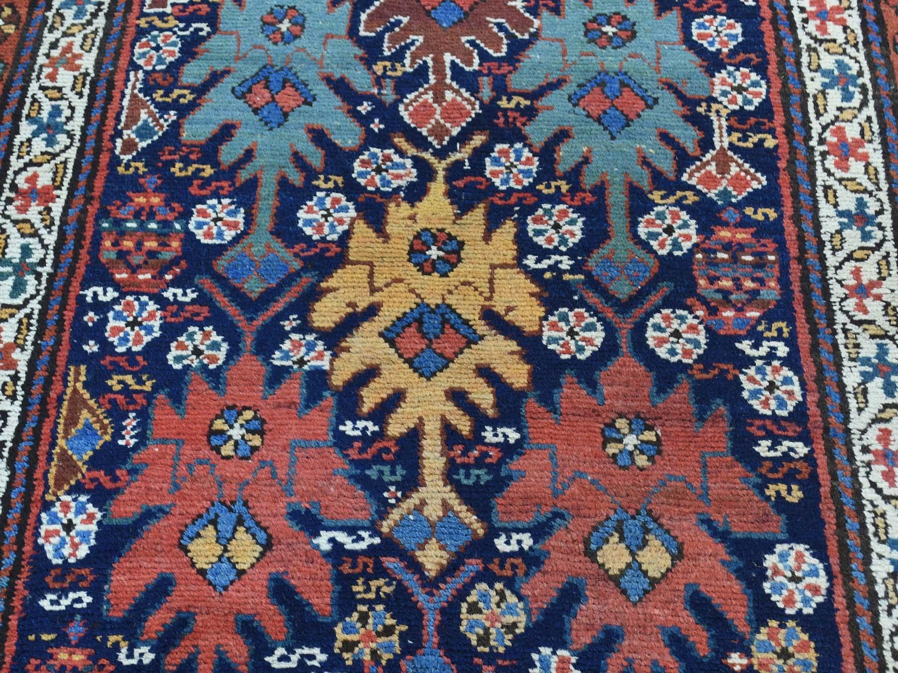 Tapis de couloir large persan ancien du Nord-Ouest de 1910, audacieux et saisissant en vente 1