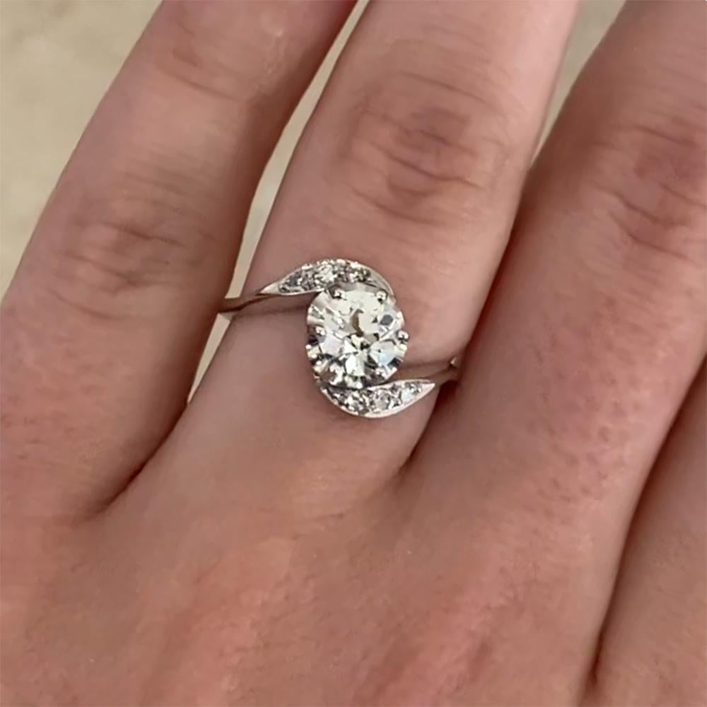 Cette exquise bague tourbillonnaire ancienne est un magnifique exemple de l'artisanat de l'époque édouardienne, datant d'environ 1910. En son cœur se trouve un diamant de taille européenne ancienne d'environ 0,9 carat, certifié par la GIA, serti sur