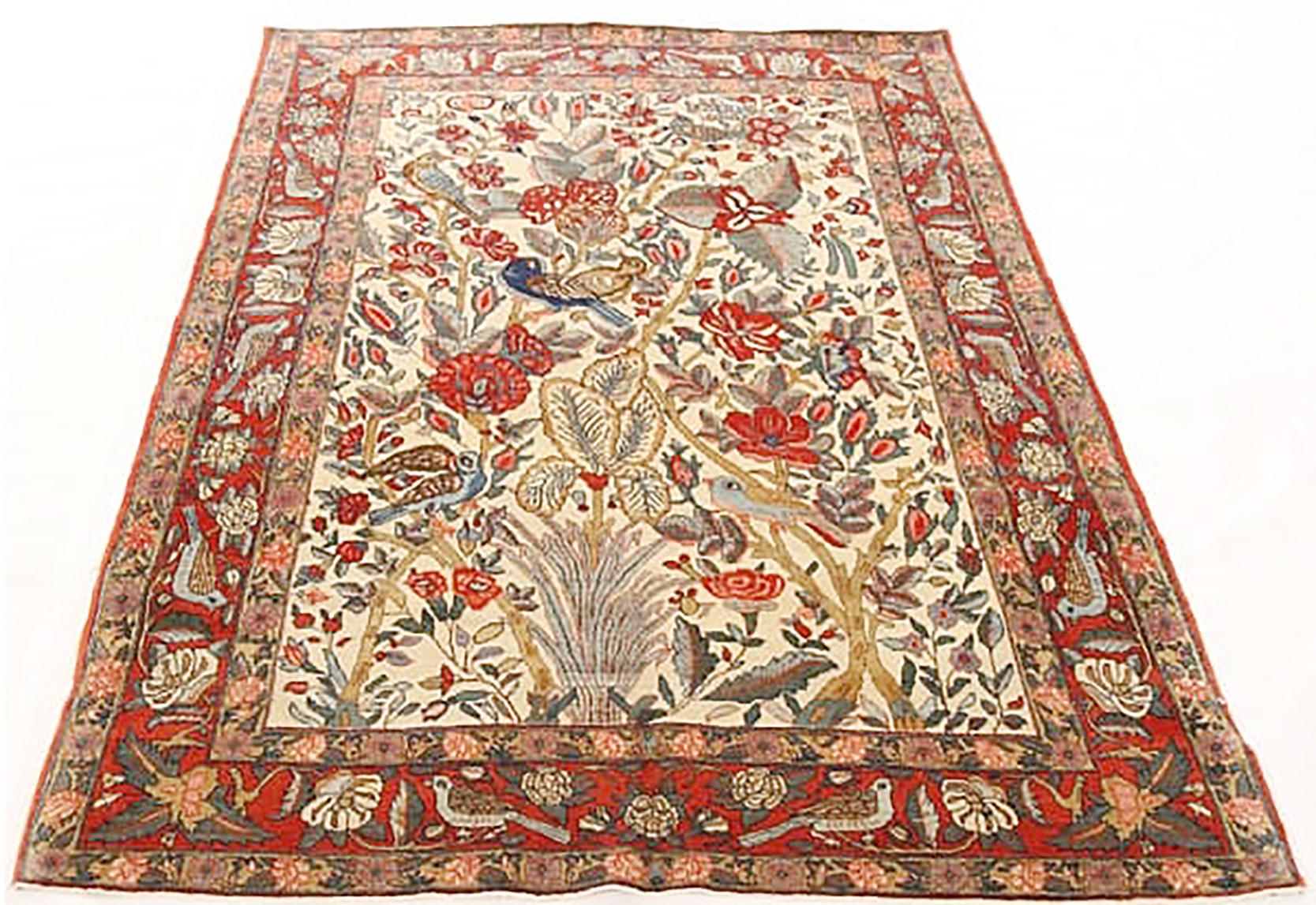 Alfombra persa antigua tejida a mano con la mejor lana de oveja y coloreada con tintes vegetales totalmente naturales que son seguros para las personas y los animales domésticos. Es un diseño tradicional de Qom que presenta un bello y pintoresco