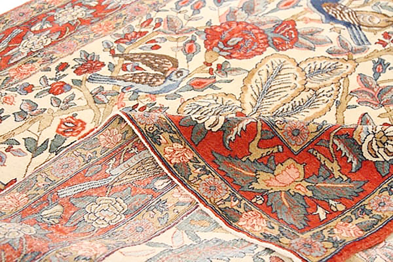 1910 Alfombra Persa Antigua Qom con Detalles Florales de Paisaje de Jardín sobre Campo Marfil Islámico en venta