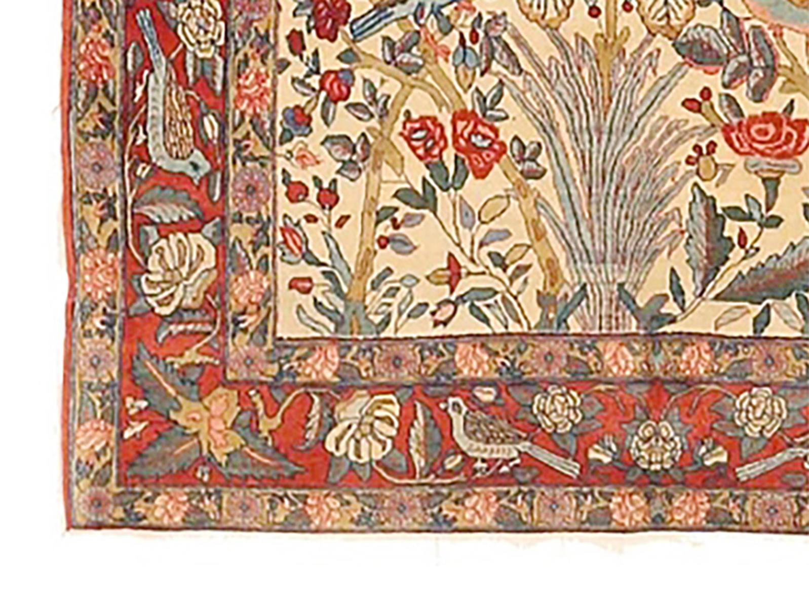 1910 Alfombra Persa Antigua Qom con Detalles Florales de Paisaje de Jardín sobre Campo Marfil Tejido a mano en venta