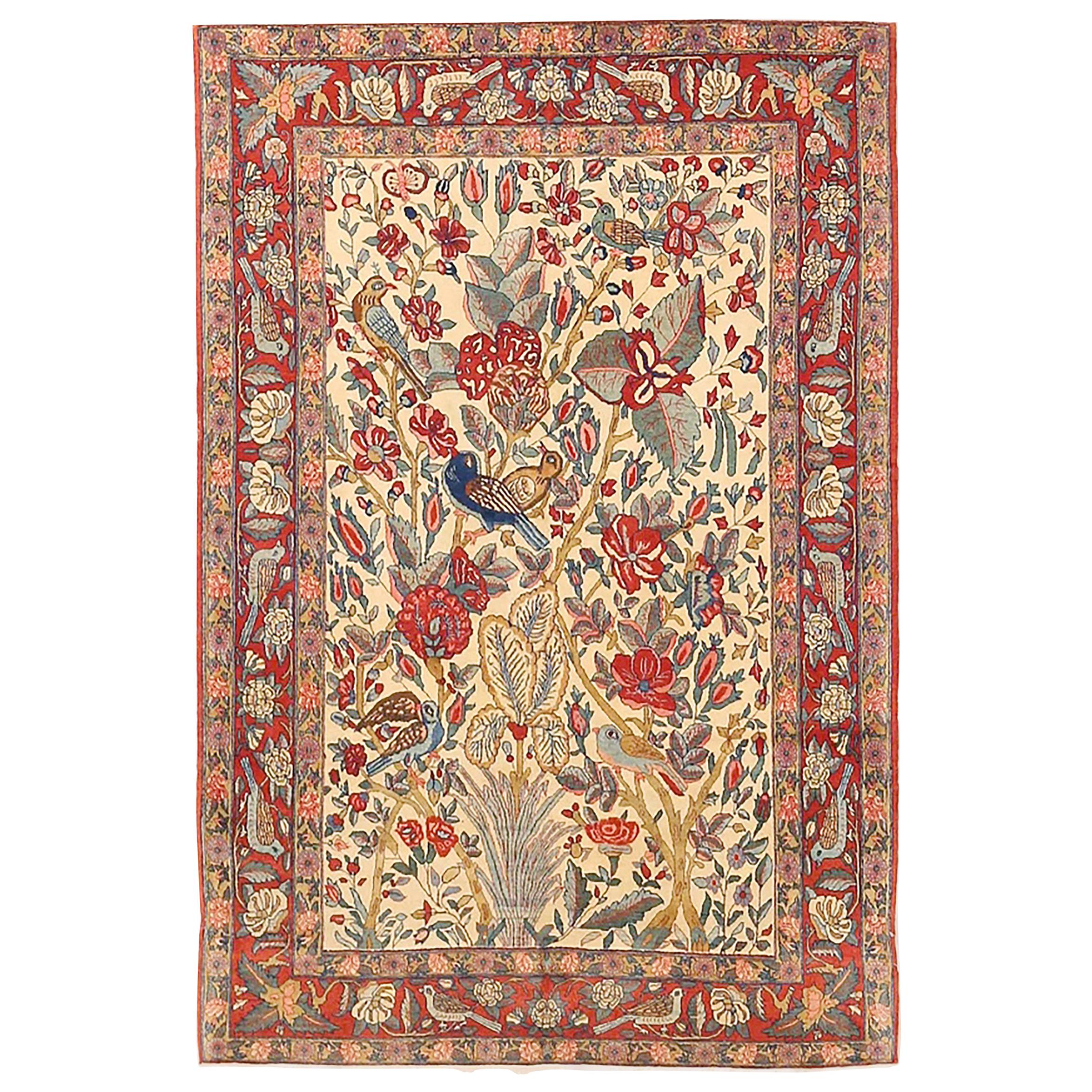 1910 Alfombra Persa Antigua Qom con Detalles Florales de Paisaje de Jardín sobre Campo Marfil en venta