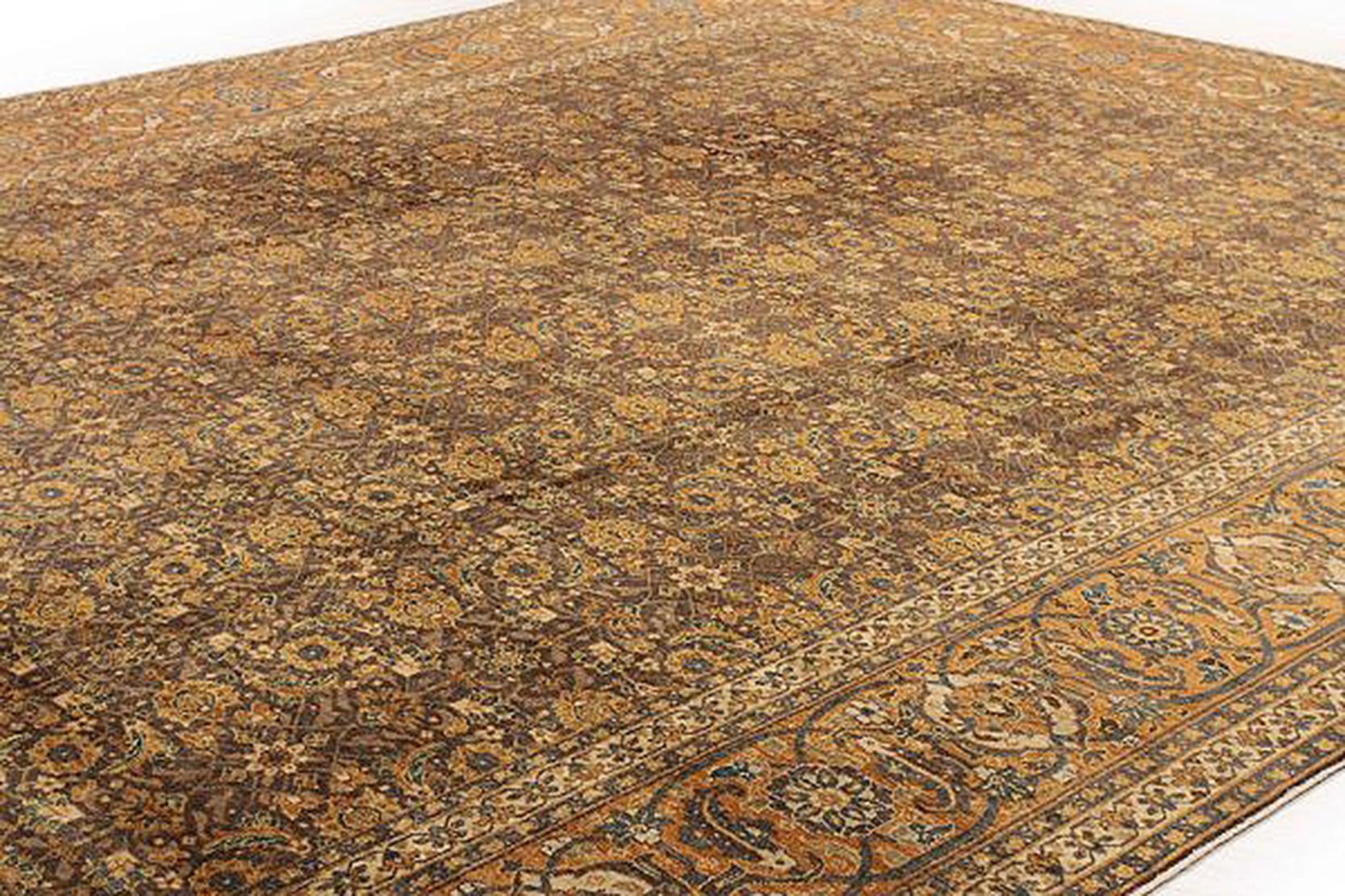 Tessuto a mano Tappeto Tabriz persiano antico del 1910 con dettagli floreali beige e ruggine su campo marrone in vendita