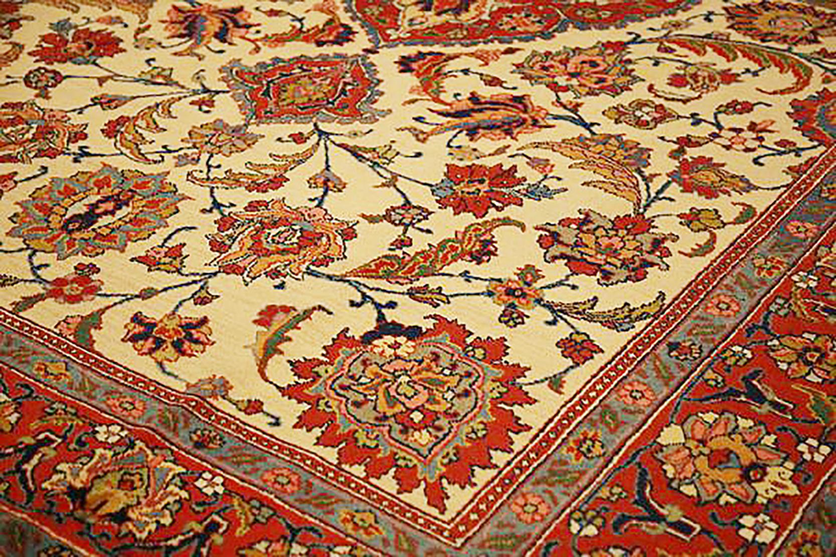 Perse Tapis persan ancien de Tabriz de 1910 avec détails de fleurs rouges et beiges sur fond ivoire en vente