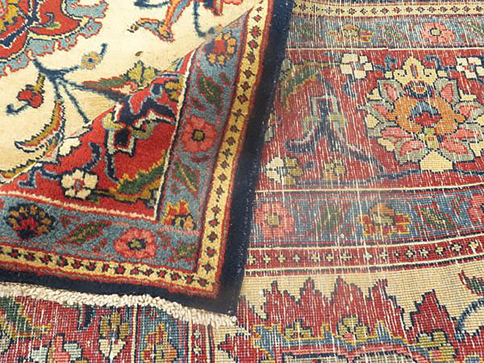 Tissé à la main Tapis persan ancien de Tabriz de 1910 avec détails de fleurs rouges et beiges sur fond ivoire en vente