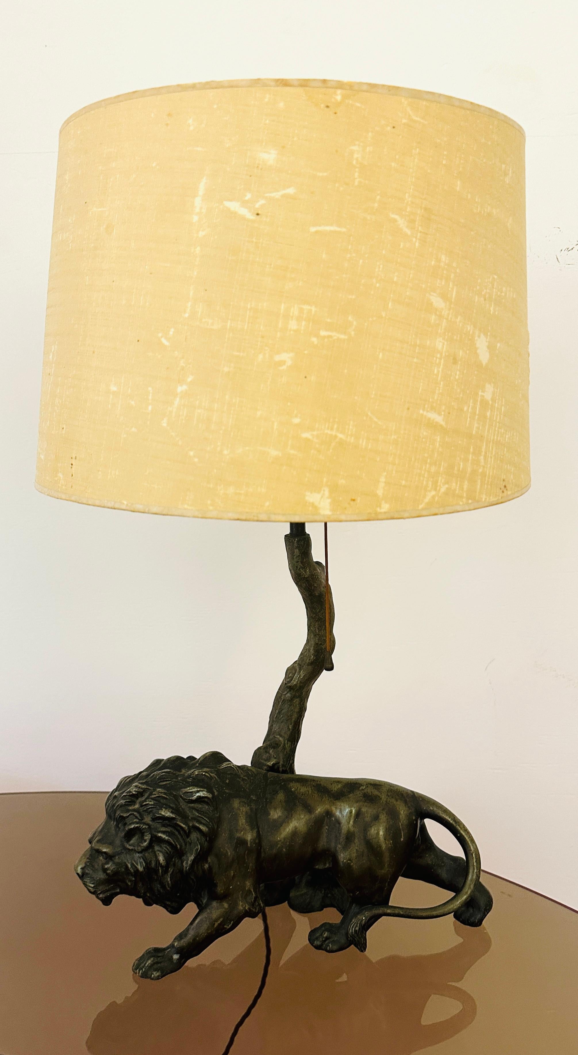1910 Antique Spelter Bronze Effect Prowling Lion Table Lamp Inc Original Shade en vente 4