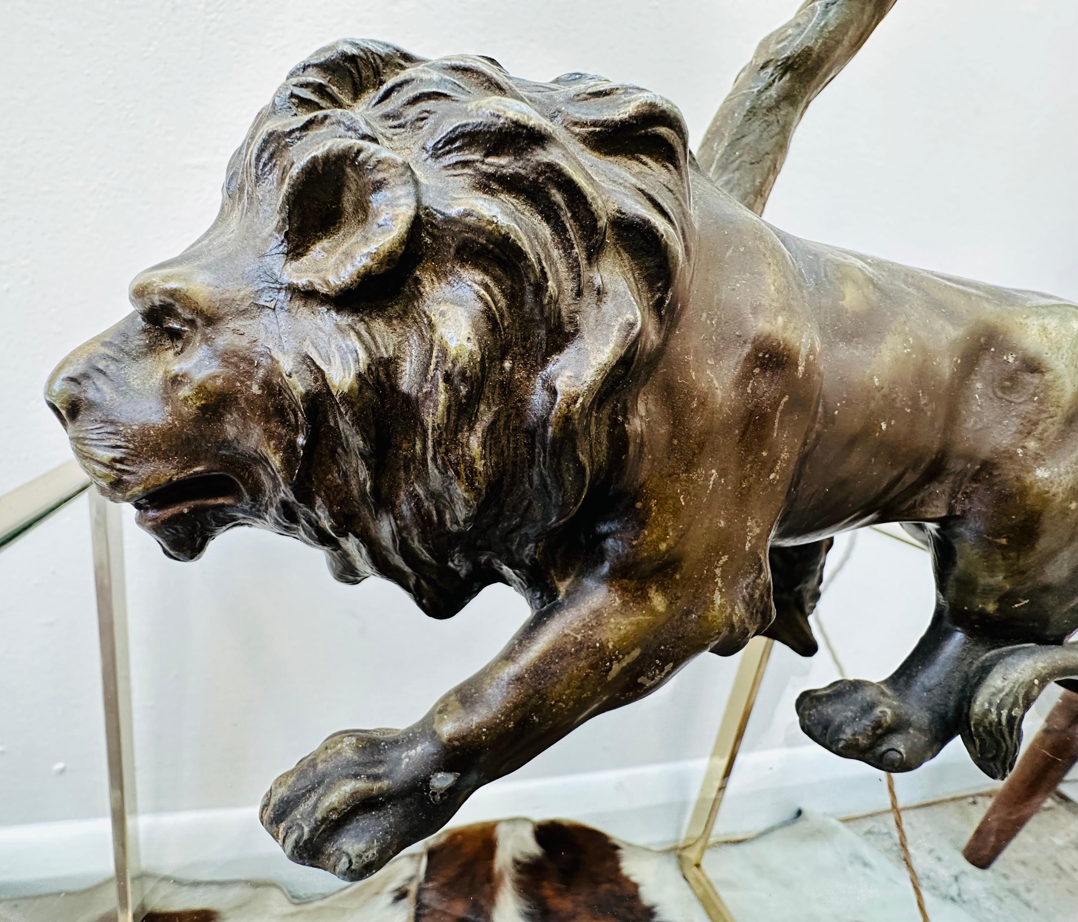 1910 Antique Spelter Bronze Effect Prowling Lion Table Lamp inc Original Shade en vente 5