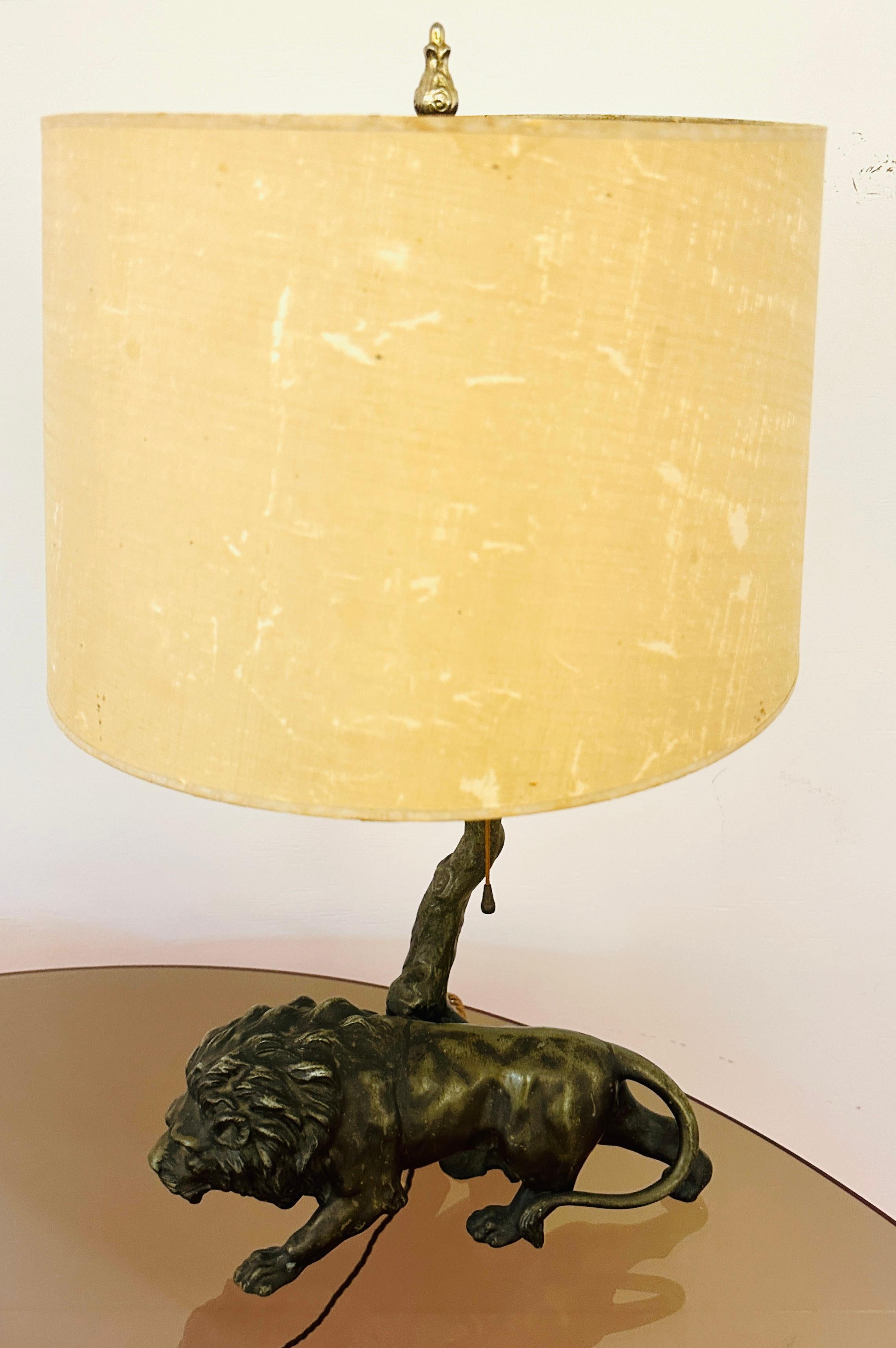 1910 Antique Spelter Bronze Effect Prowling Lion Table Lamp Inc Original Shade en vente 5