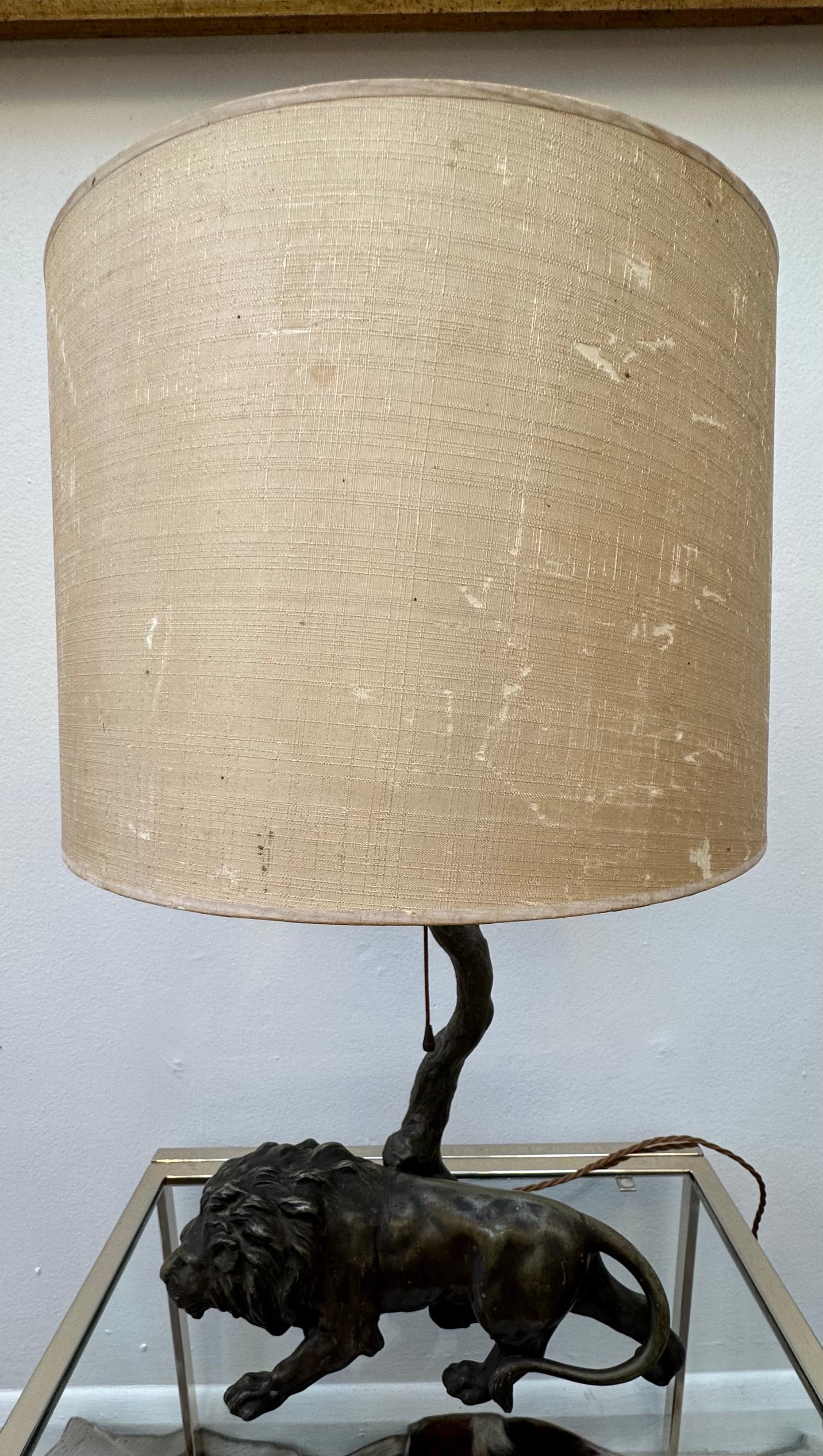 1910 Antike Zinnbronze-Effekt-Löwe-Tischlampe mit Original-Schirm im Angebot 4
