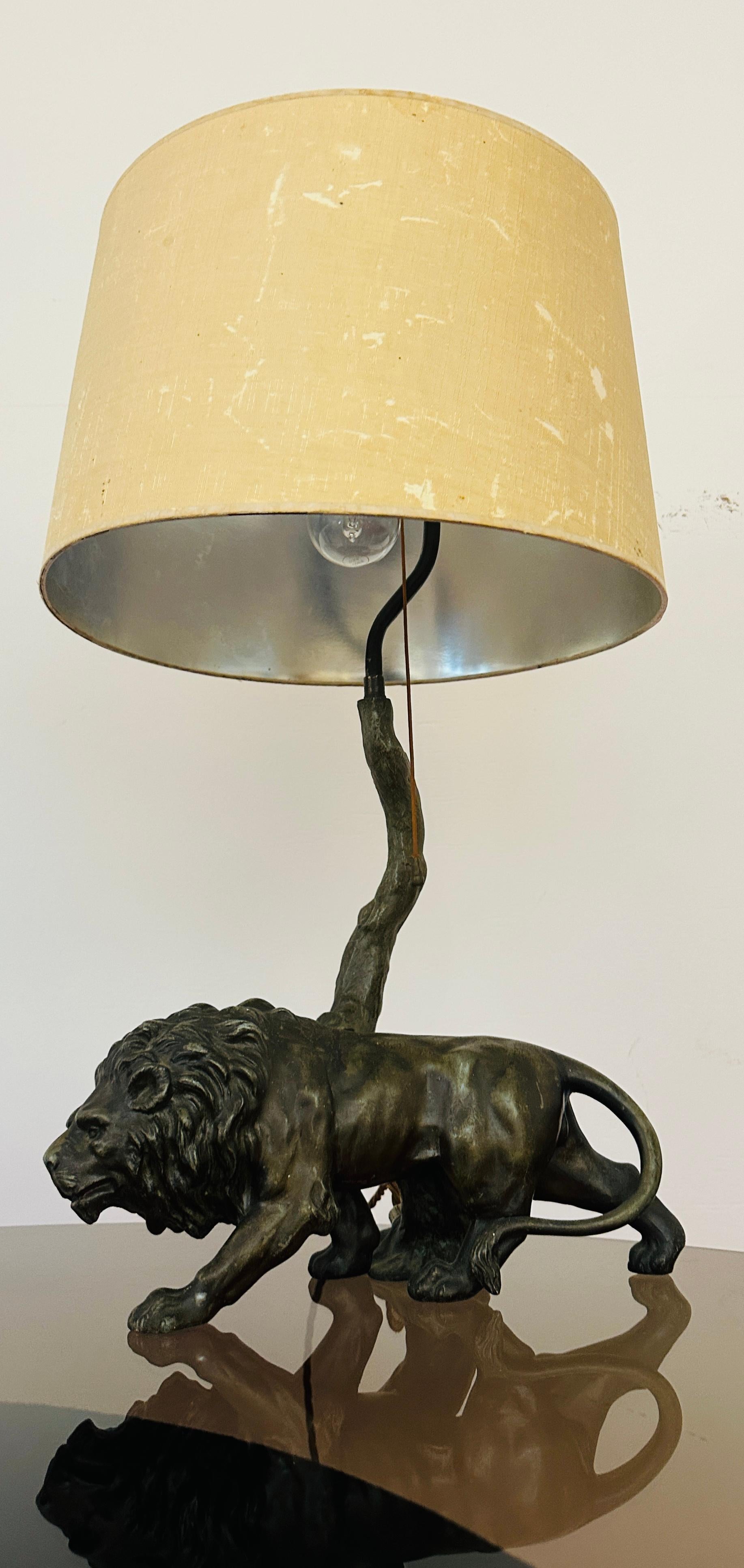 1910 Antique Spelter Bronze Effect Prowling Lion Table Lamp Inc Original Shade en vente 6
