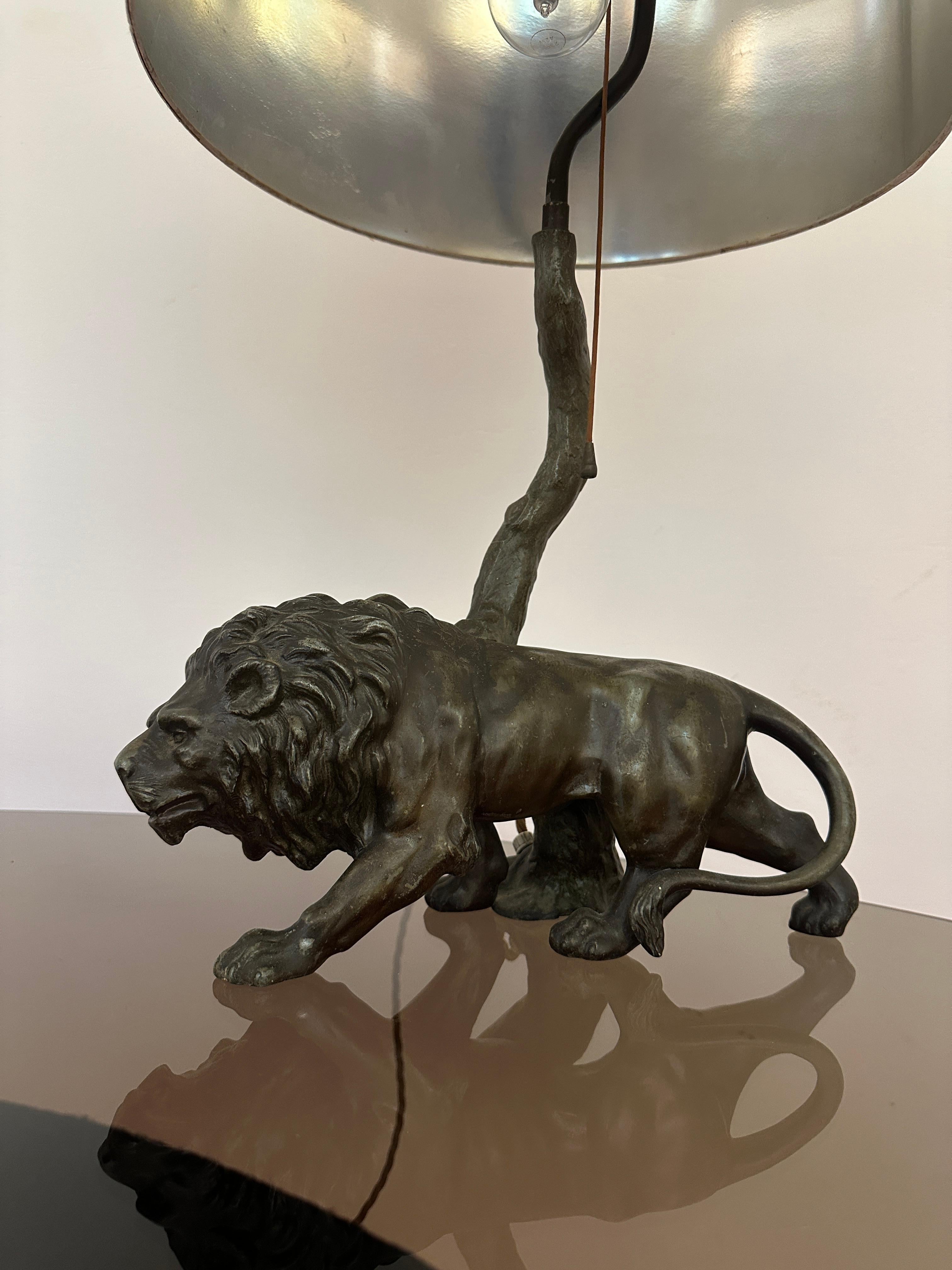 1910 Antique Spelter Bronze Effect Prowling Lion Table Lamp Inc Original Shade en vente 7