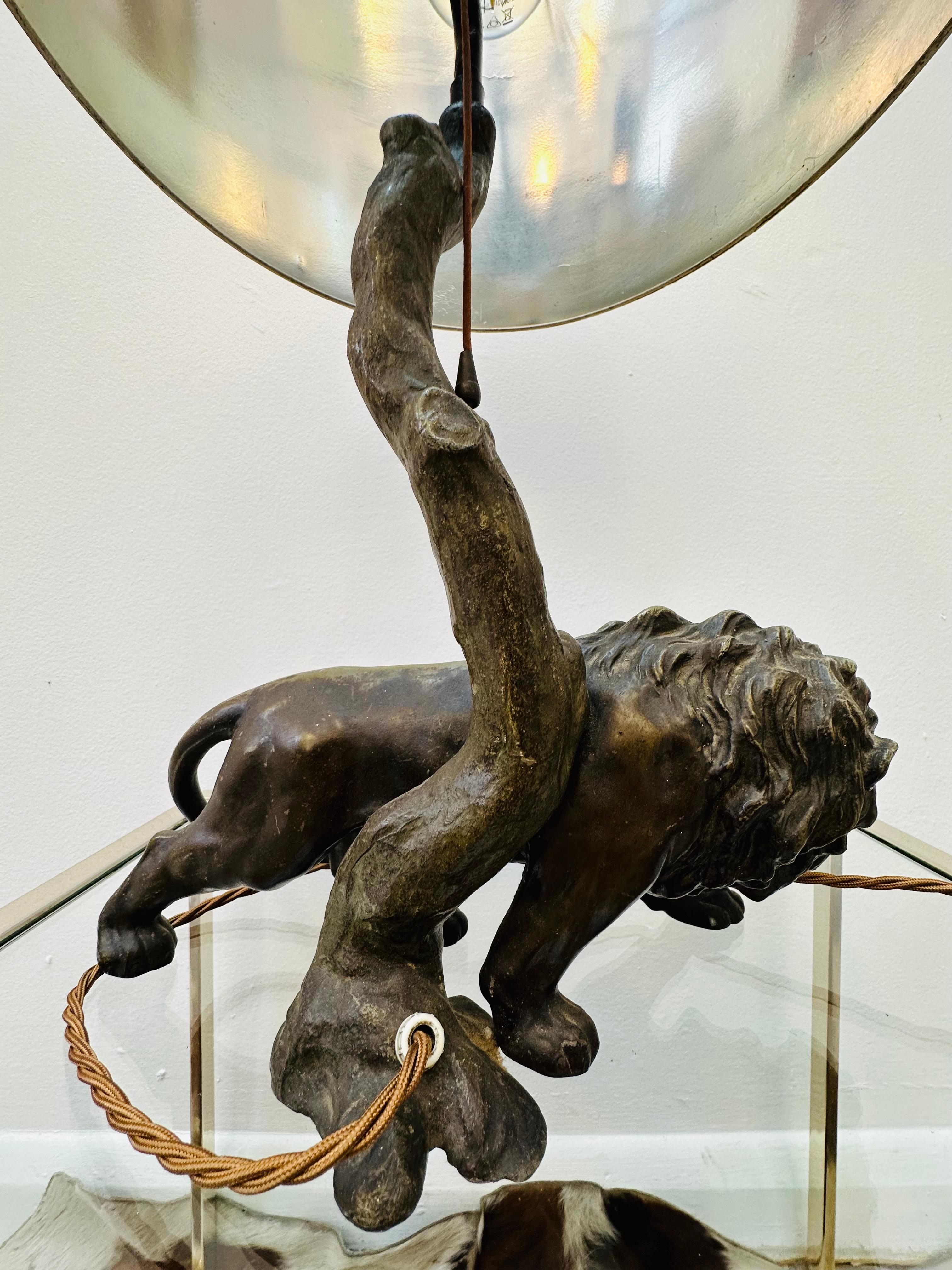 1910 Antique Spelter Bronze Effect Prowling Lion Table Lamp inc Original Shade en vente 8