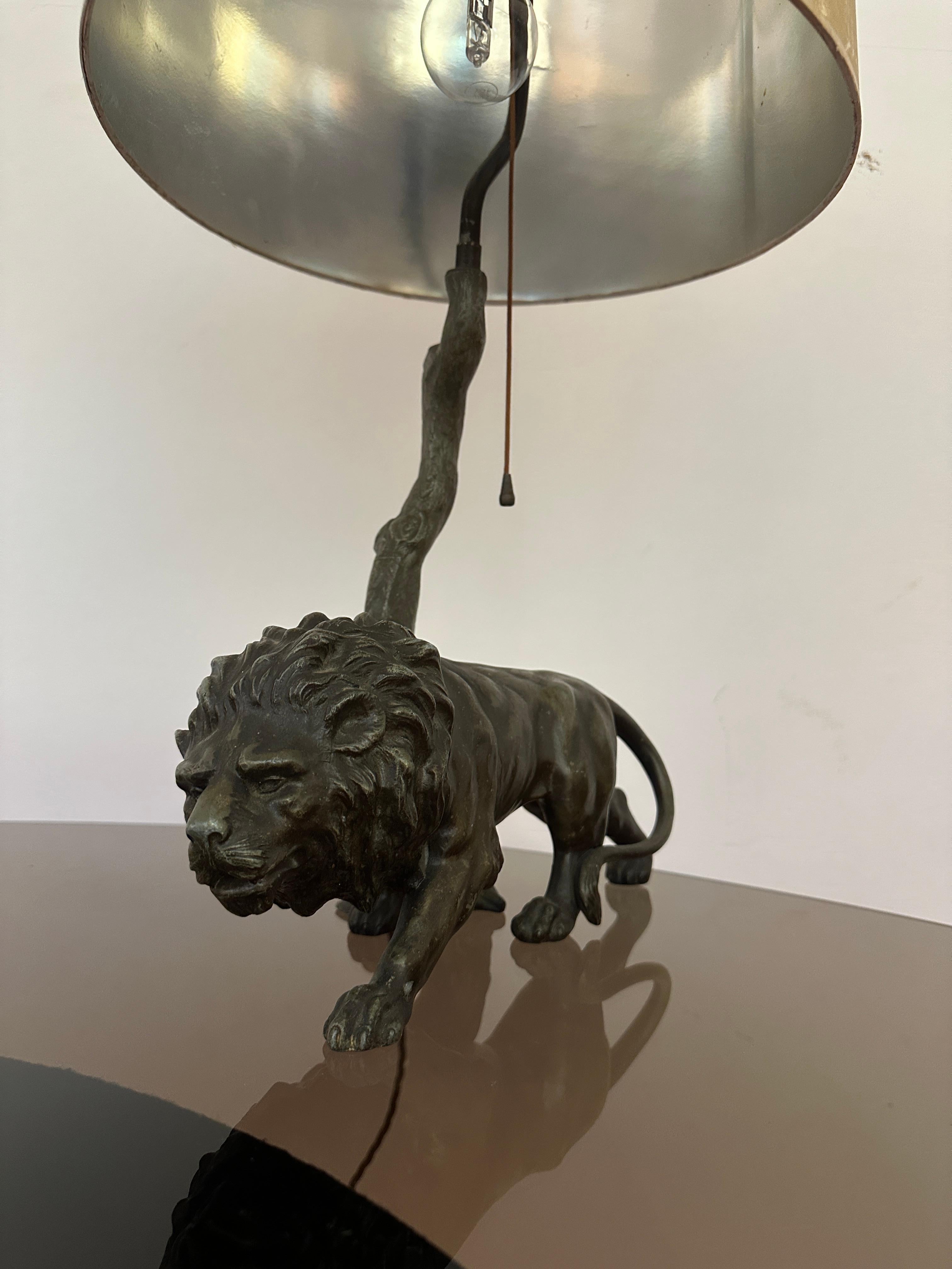 1910 Antique Spelter Bronze Effect Prowling Lion Table Lamp Inc Original Shade en vente 10