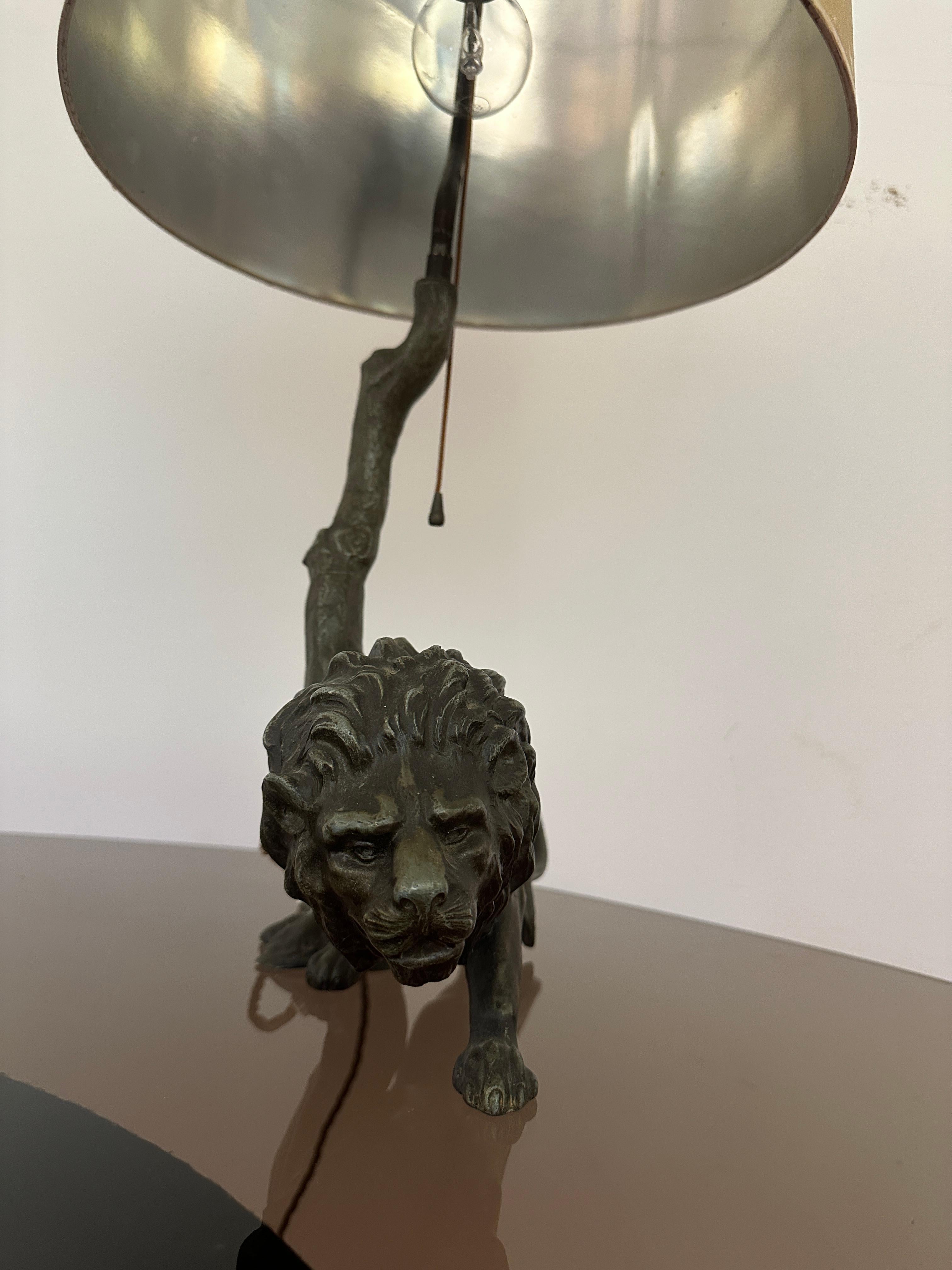 1910 Antique Spelter Bronze Effect Prowling Lion Table Lamp Inc Original Shade en vente 11