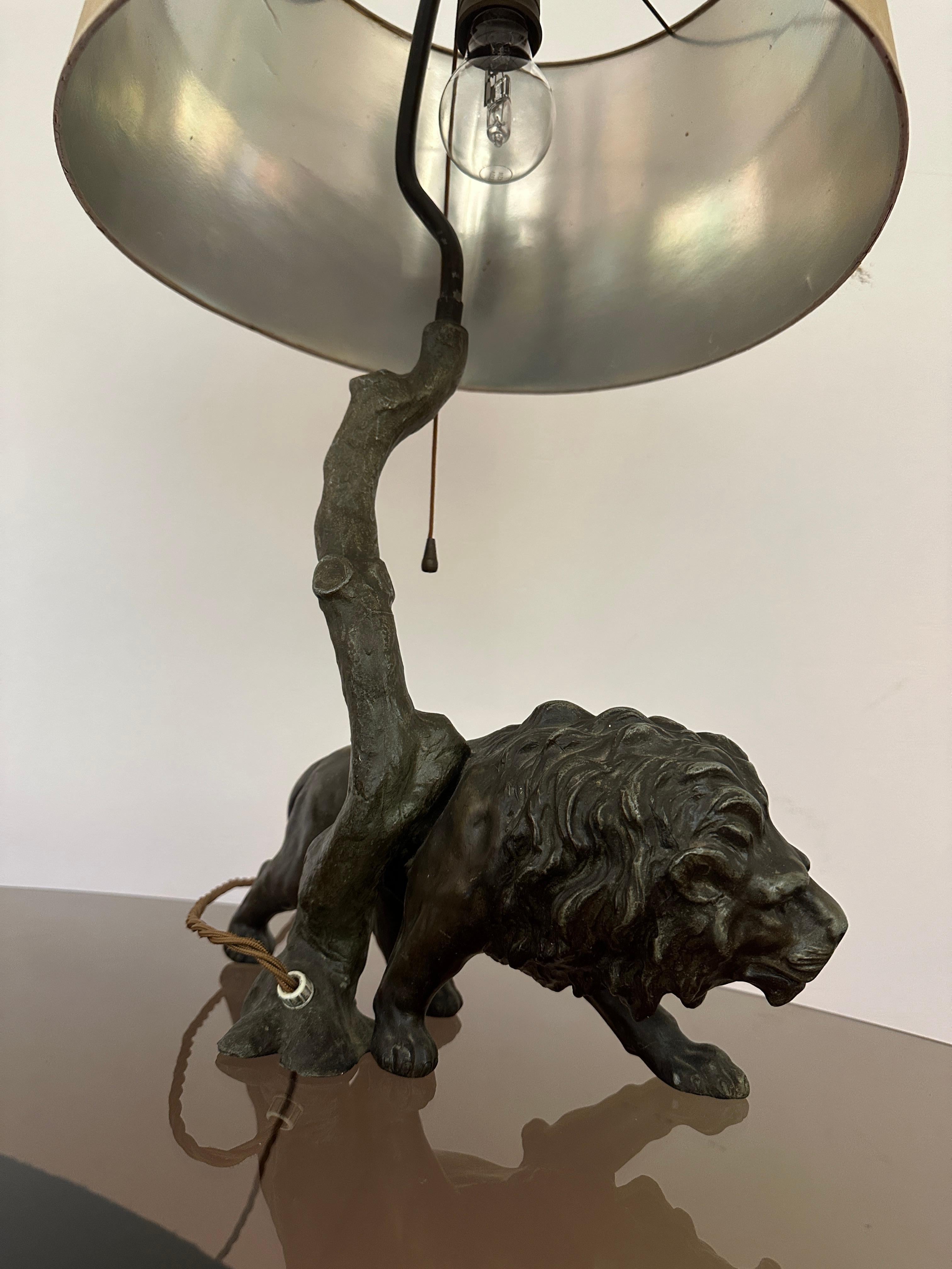 1910 Antique Spelter Bronze Effect Prowling Lion Table Lamp Inc Original Shade en vente 12