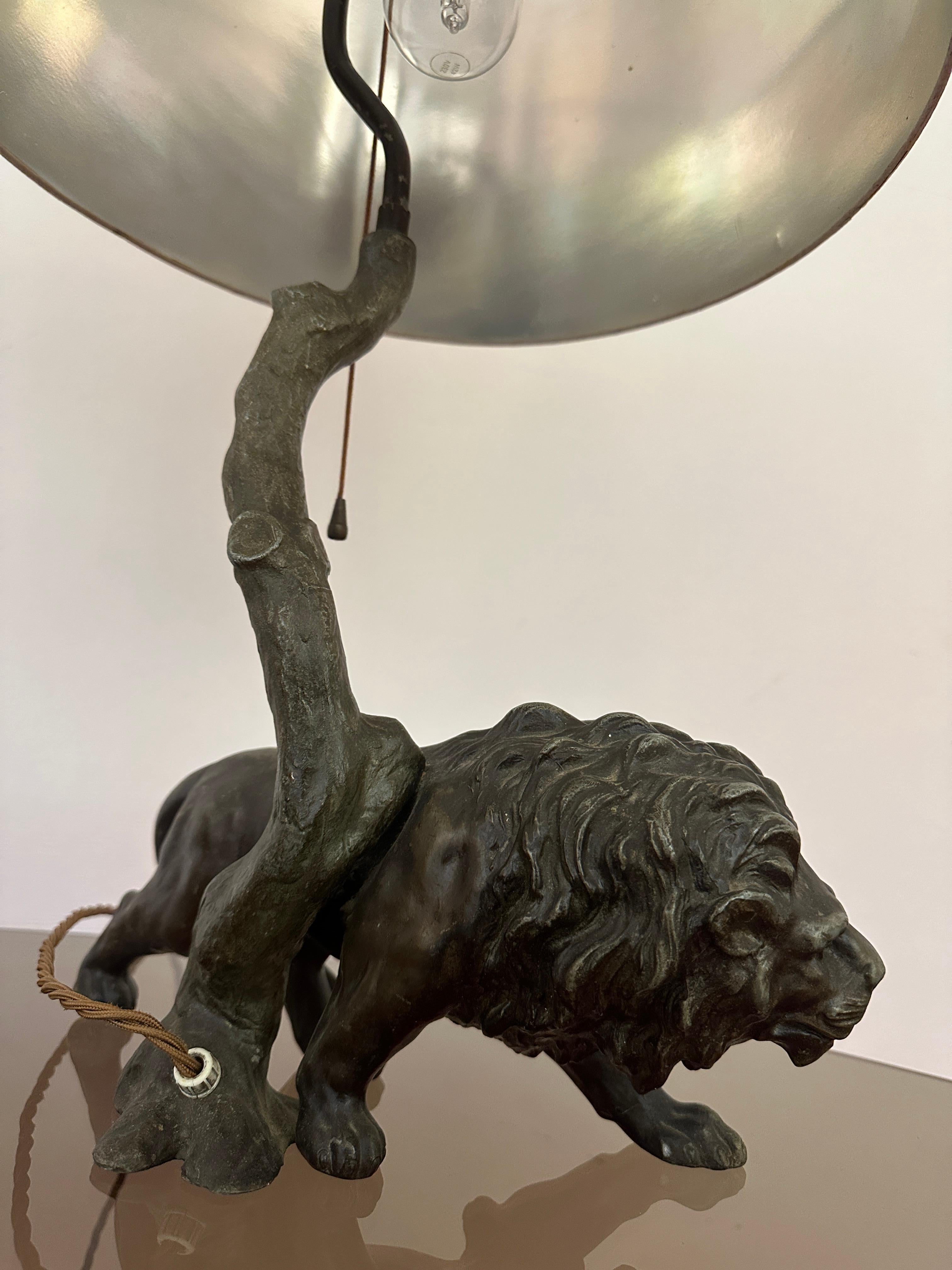 1910 Antique Spelter Bronze Effect Prowling Lion Table Lamp Inc Original Shade en vente 13
