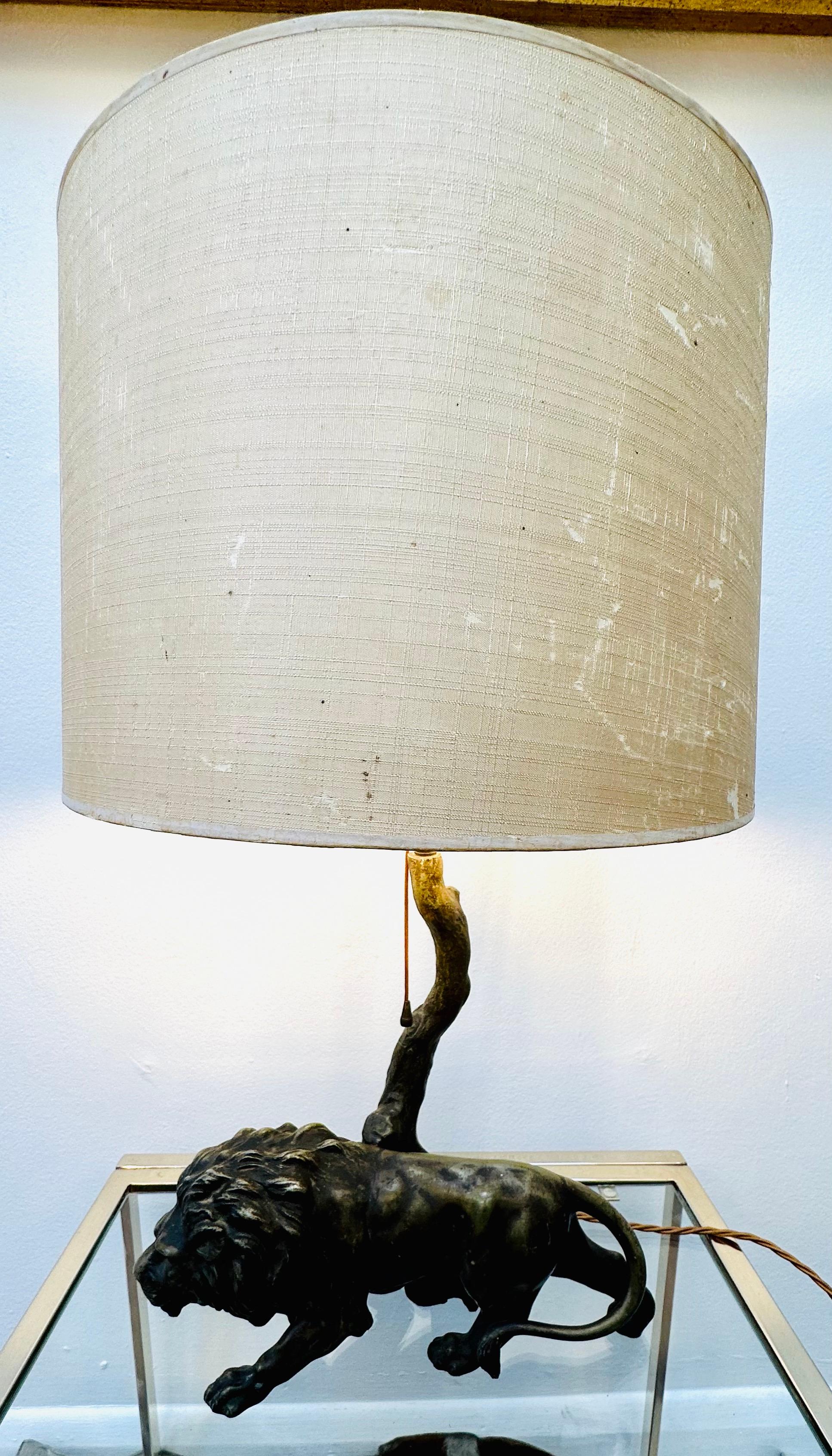 Art nouveau 1910 Antique Spelter Bronze Effect Prowling Lion Table Lamp inc Original Shade en vente