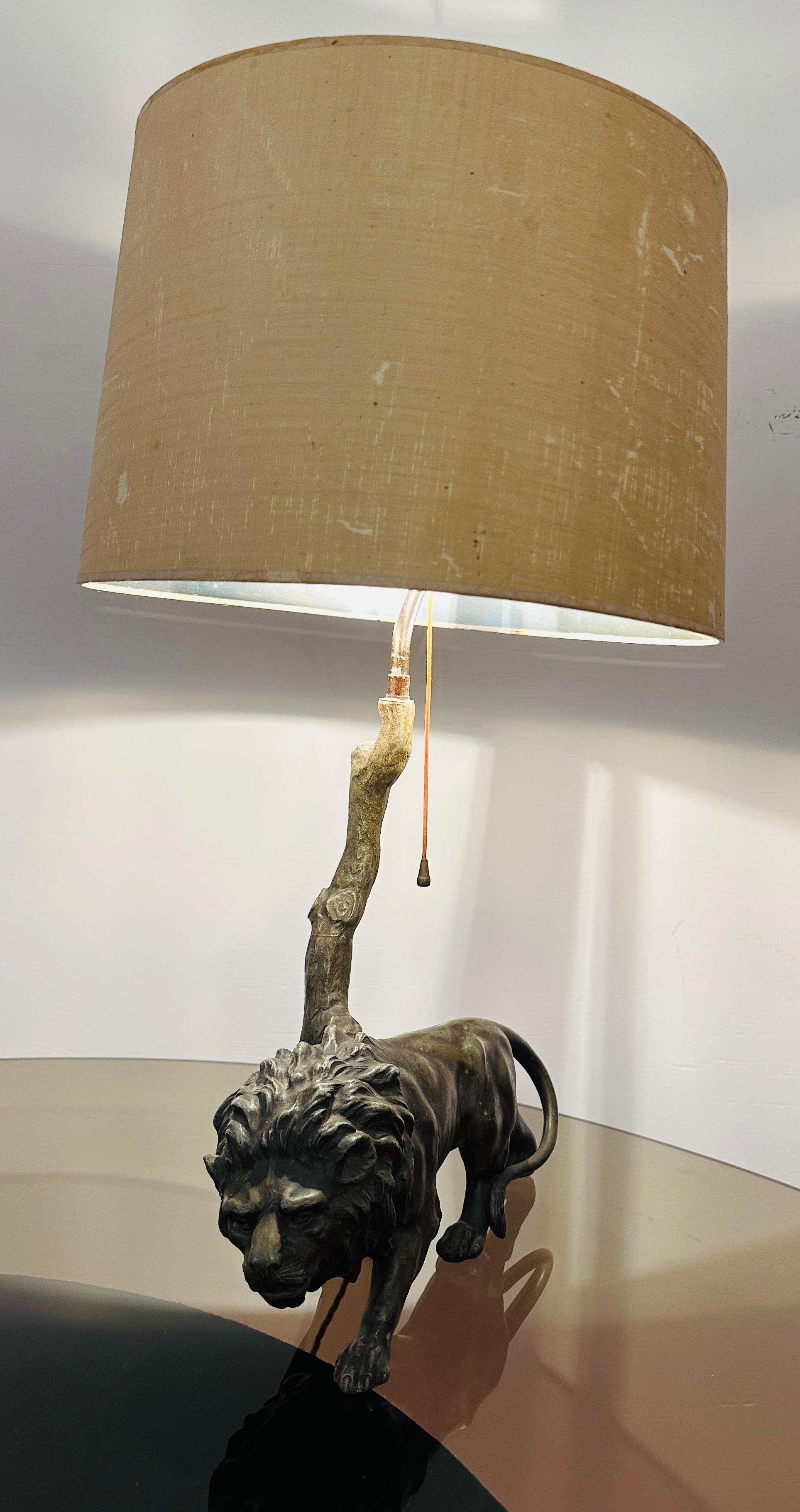 Art nouveau 1910 Antique Spelter Bronze Effect Prowling Lion Table Lamp Inc Original Shade en vente