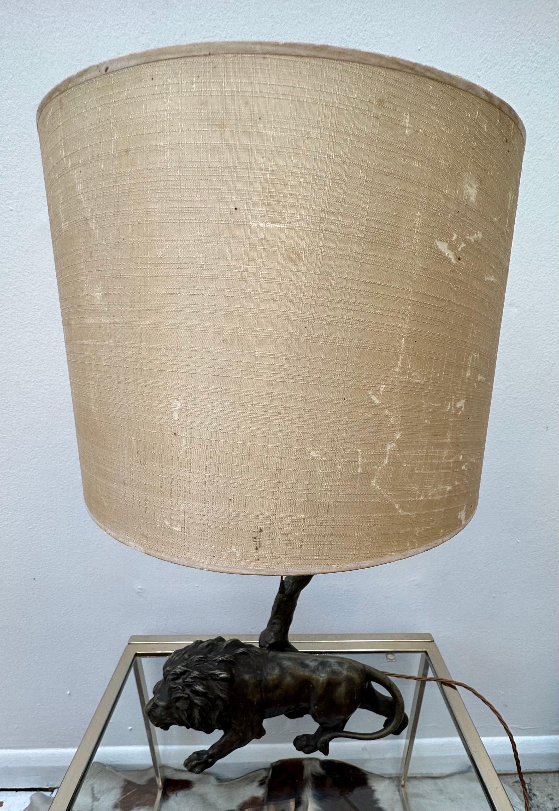 Britannique 1910 Antique Spelter Bronze Effect Prowling Lion Table Lamp inc Original Shade en vente