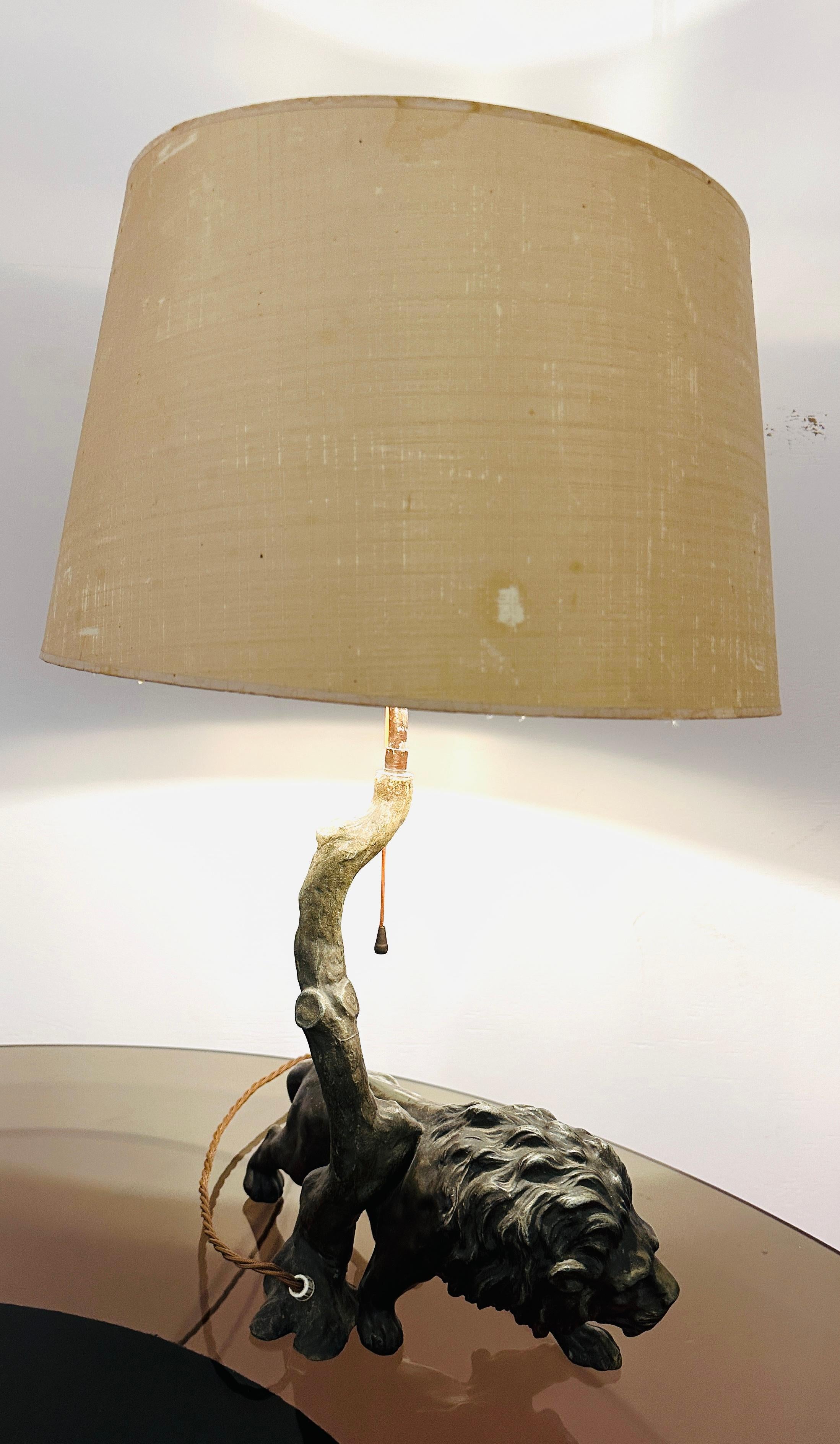Britannique 1910 Antique Spelter Bronze Effect Prowling Lion Table Lamp Inc Original Shade en vente